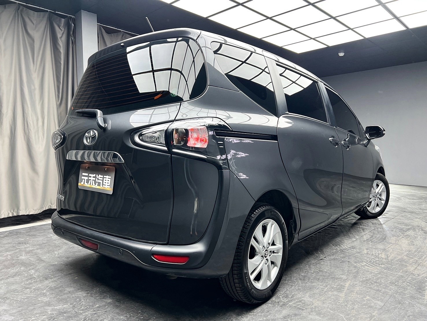 2022式 新款 Toyota Sienta 5人座 豪華+ 右電滑門 ❗️【 元禾國際 阿龍店長 0968-691-205】阿龍中古車 二手車 中古車 新北最大車庫 實車實價 認證車 無泡水 無事故 (133)  第2張相片