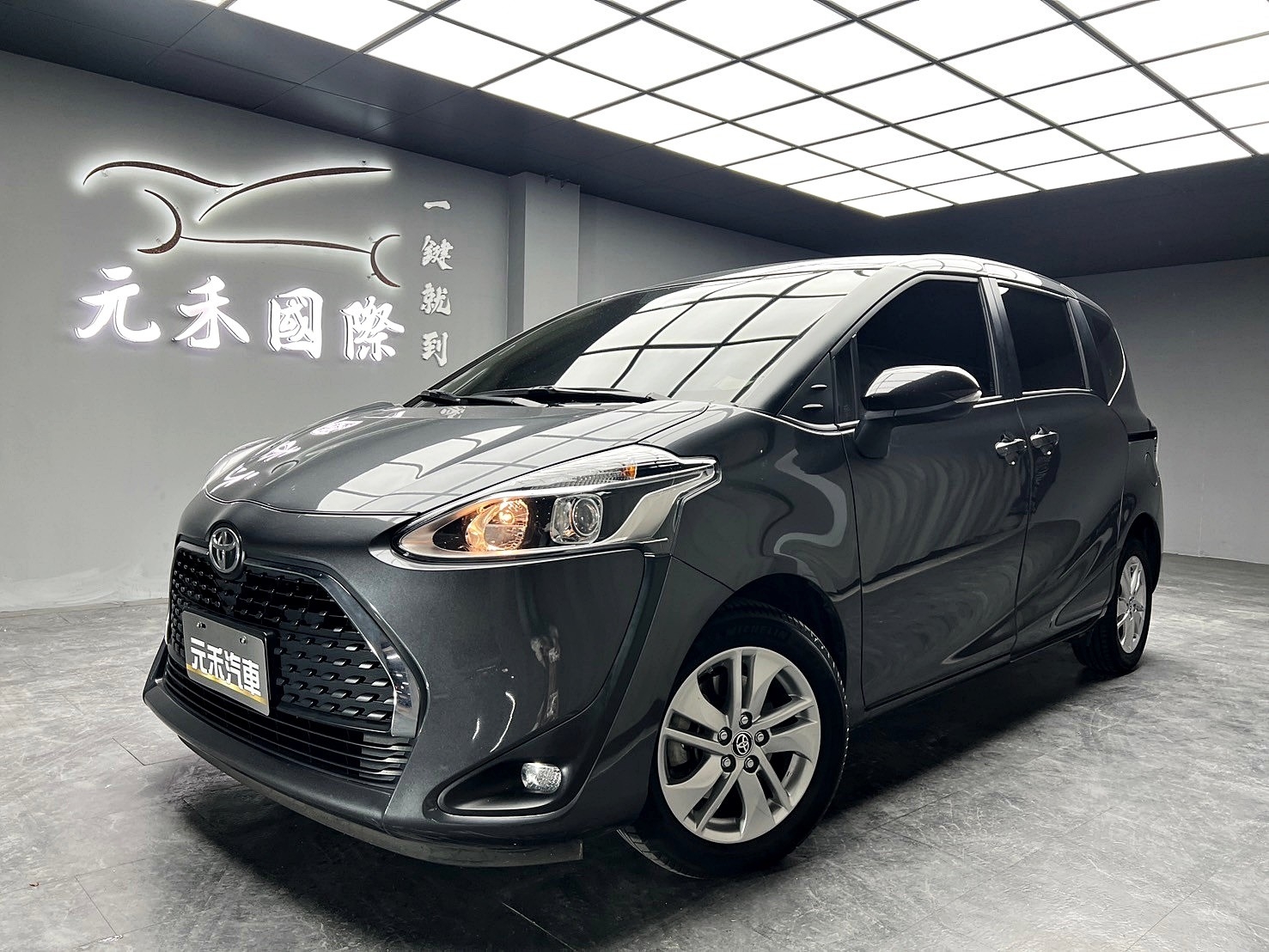 2022式 新款 Toyota Sienta 5人座 豪華+ 右電滑門 ❗️【 元禾國際 阿龍店長 0968-691-205】阿龍中古車 二手車 中古車 新北最大車庫 實車實價 認證車 無泡水 無事故 (133)  第4張相片