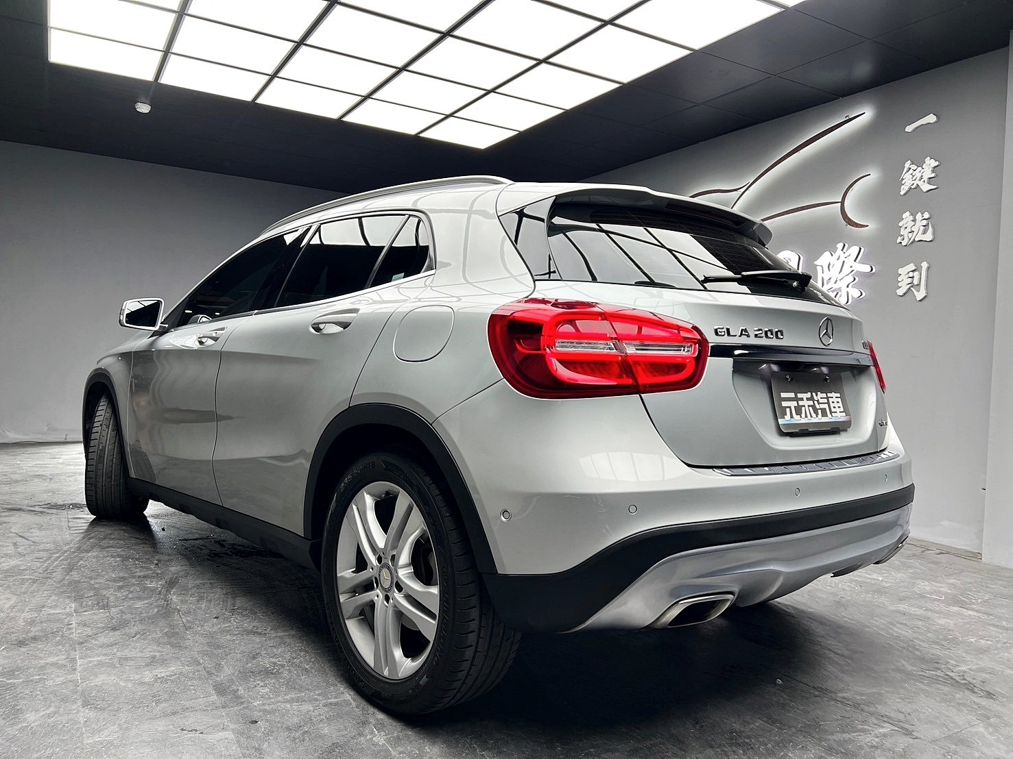 2015式 X156 Benz GLA200d CDI 四驅 全景雙天窗 自動停車 安卓機 ❗️【 元禾國際 阿龍店長 0968-691-205】阿龍中古車 二手車 中古車 新北最大車庫 實車實價 認證車 無泡水 無事故 (248)  第3張相片