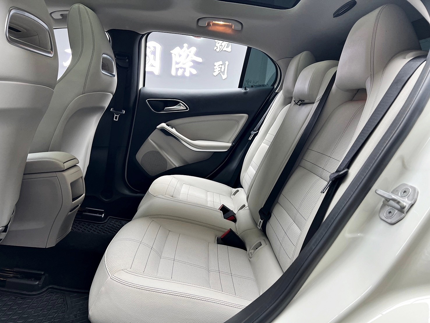 2015式 X156 Benz 賓士 GLA200d 柴油 白內室 全景雙天窗 自動停車 ❗️【 元禾國際 阿龍店長 0968-691-205】阿龍中古車 二手車 中古車 新北最大車庫 實車實價 認證車 無泡水 無事故 (083)  第3張相片