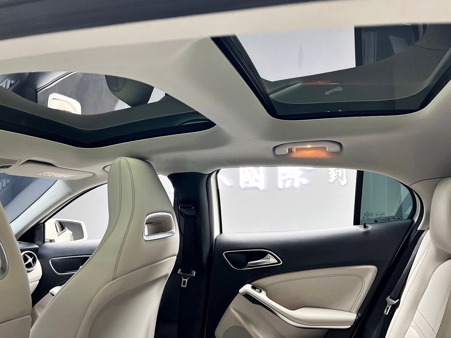 2015式 X156 Benz 賓士 GLA200d 柴油 白內室 全景雙天窗 自動停車 ❗️【 元禾國際 阿龍店長 0968-691-205】阿龍中古車 二手車 中古車 新北最大車庫 實車實價 認證車 無泡水 無事故 (083)  第4張相片