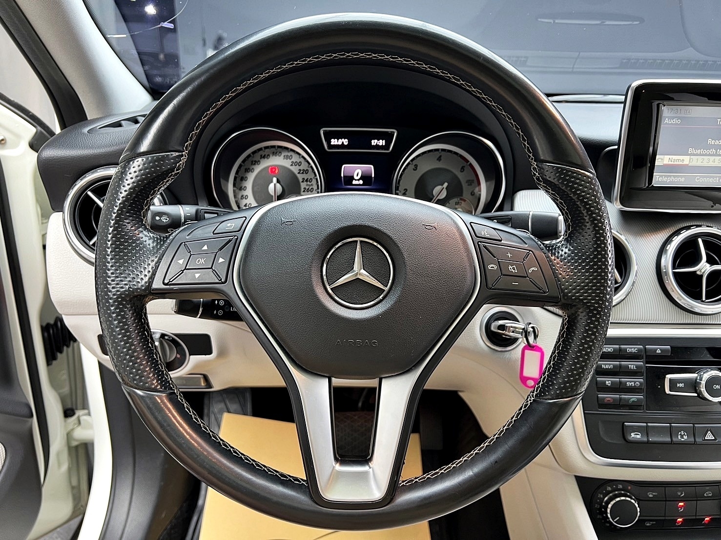 2015式 X156 Benz 賓士 GLA200d 柴油 白內室 全景雙天窗 自動停車 ❗️【 元禾國際 阿龍店長 0968-691-205】阿龍中古車 二手車 中古車 新北最大車庫 實車實價 認證車 無泡水 無事故 (083)  第6張相片