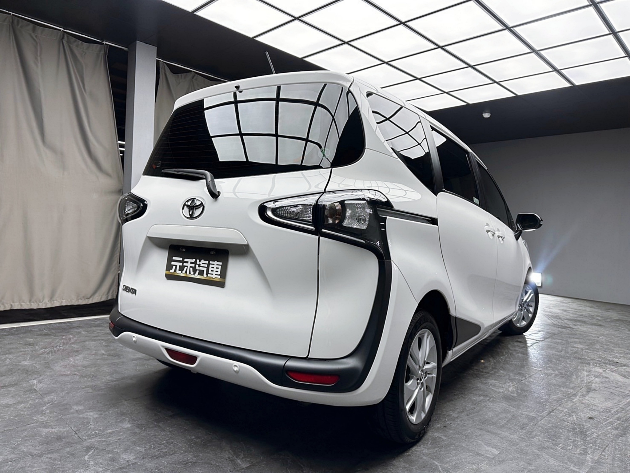 2021 Toyota Sienta 5人座 豪華版 便宜 實惠 休旅車 ❗️【 元禾國際 阿龍店長 0968-691-205】阿龍中古車 二手車 中古車 新北最大車庫 實車實價 認證車 無泡水 無事故 (072)  第2張相片