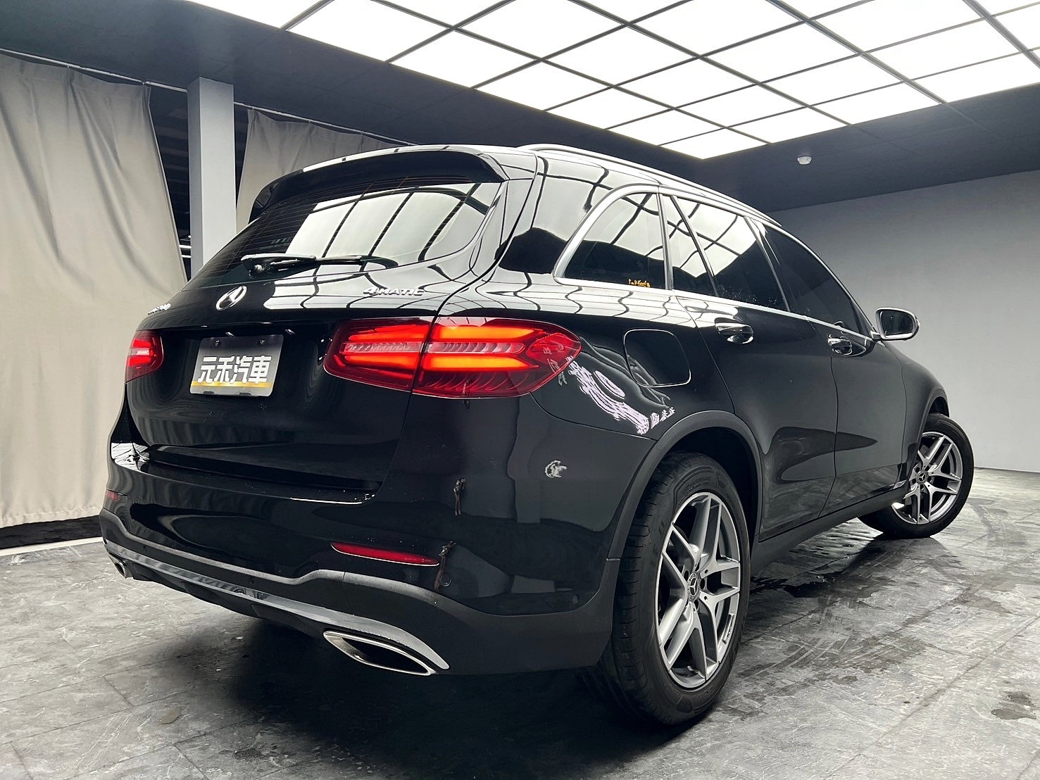 2016 Benz GLC250 4MATIC AMG Line 全景天窗 環景 空力套件 ❗️ 【 元禾國際 阿龍店長 0968-691-205】阿龍中古車 二手車 中古車 新北最大車庫 實車實價 認證車 無泡水 無事故 (106)  第3張相片