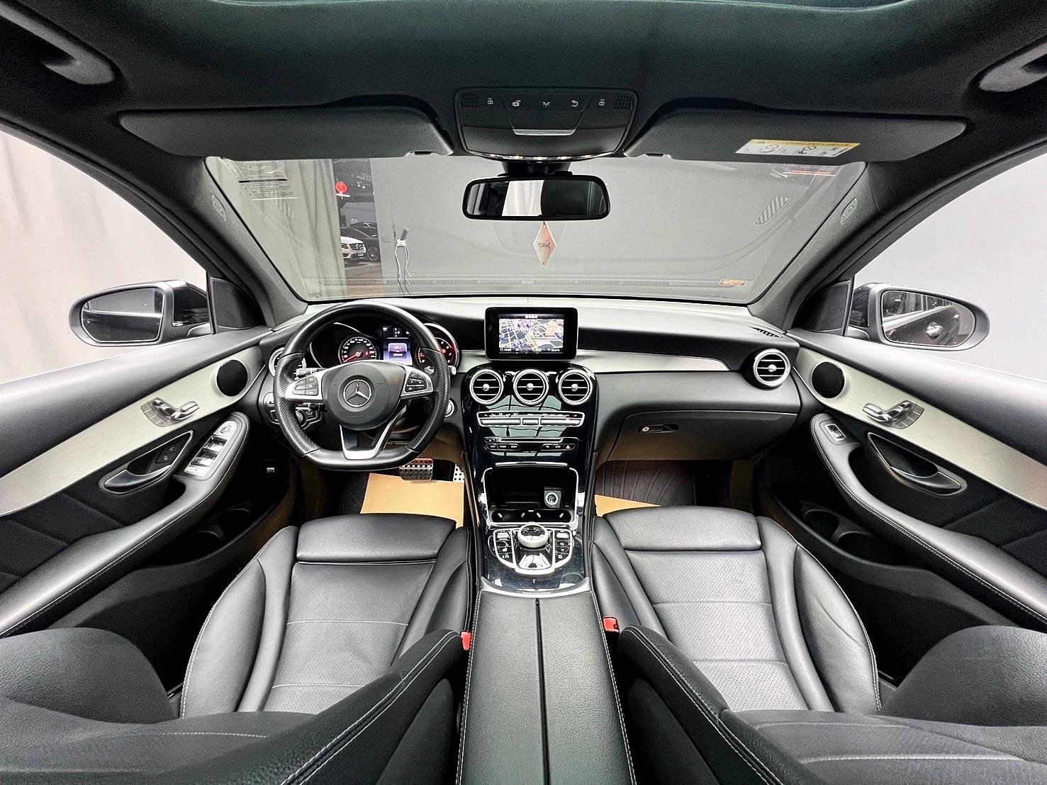 2016 Benz GLC250 4MATIC AMG Line 全景天窗 環景 空力套件 ❗️ 【 元禾國際 阿龍店長 0968-691-205】阿龍中古車 二手車 中古車 新北最大車庫 實車實價 認證車 無泡水 無事故 (106)  第6張相片