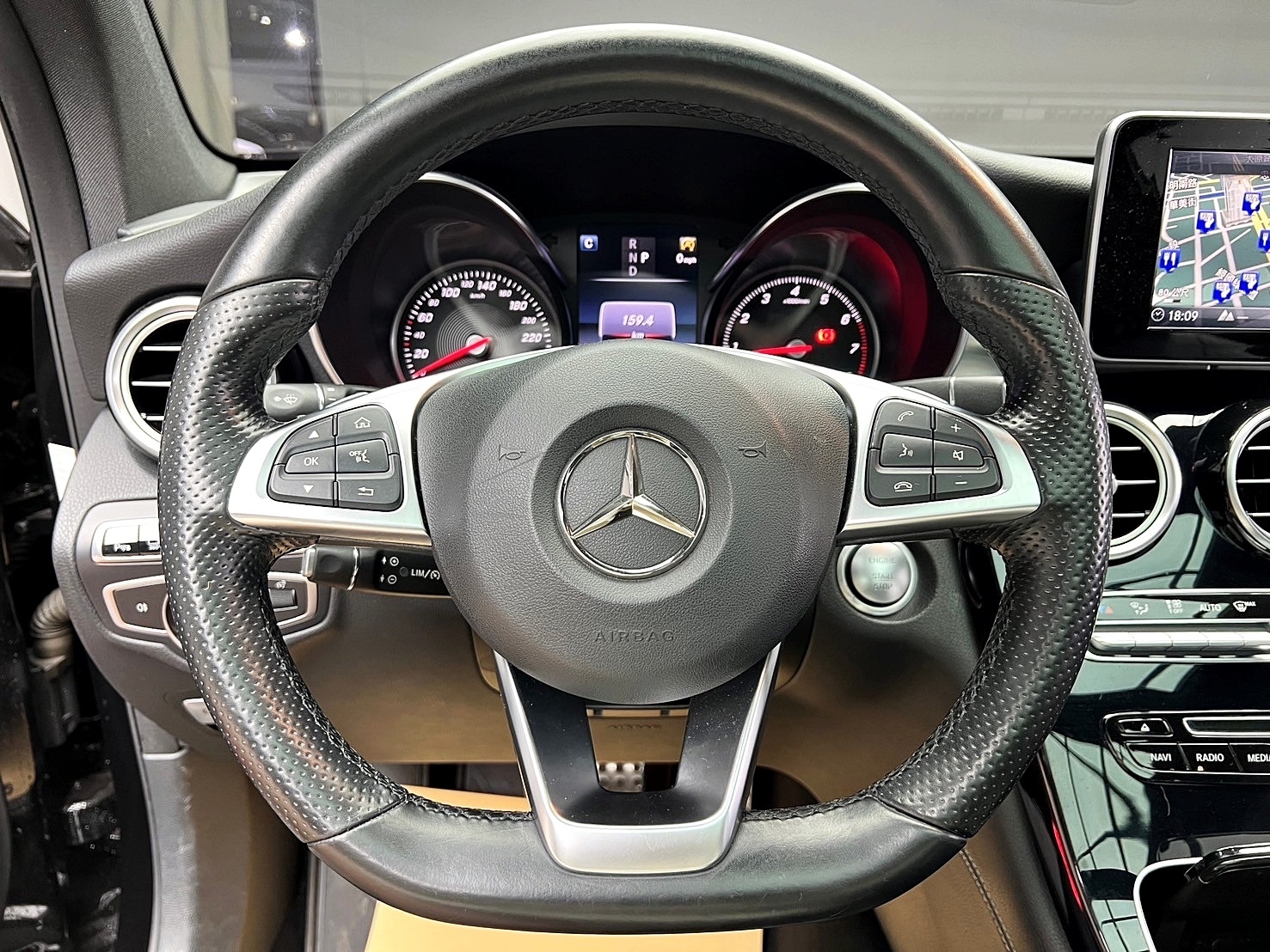 2016 Benz GLC250 4MATIC AMG Line 全景天窗 環景 空力套件 ❗️ 【 元禾國際 阿龍店長 0968-691-205】阿龍中古車 二手車 中古車 新北最大車庫 實車實價 認證車 無泡水 無事故 (106)  第7張相片
