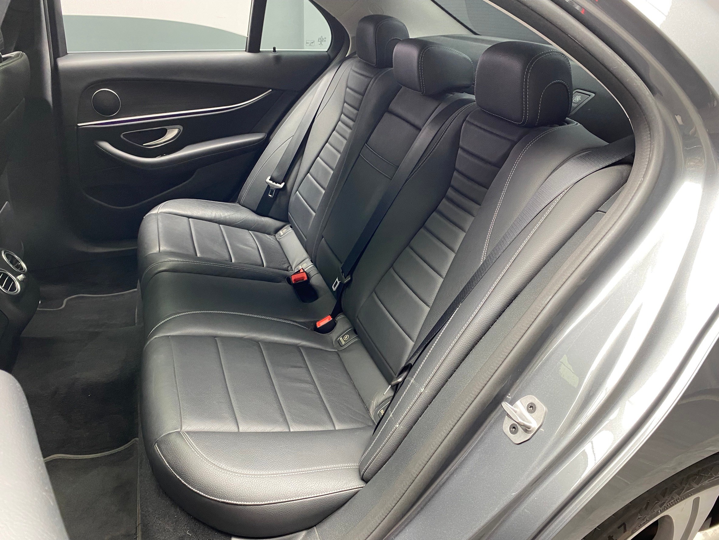 2018 W213 Benz E200 LUX 豪華版 64色氣氛燈 車道偏移 賓士 ❗️【 元禾國際 阿龍店長 0968-691-205】阿龍中古車 二手車 中古車 新北最大車庫 實車實價 認證車 無泡水 無事故 (254)  第4張相片