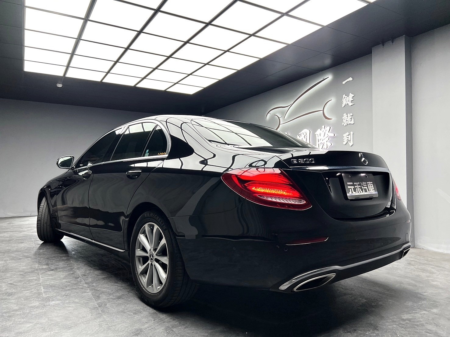 2018式 Benz E200 太空艙駕駛座 64色氣氛燈 W213 ❗️(007)【 元禾國際 阿龍店長 0968-691-205】阿龍中古車 二手車 中古車 新北最大車庫 實車實價 認證車 無泡水 無事故  第3張相片