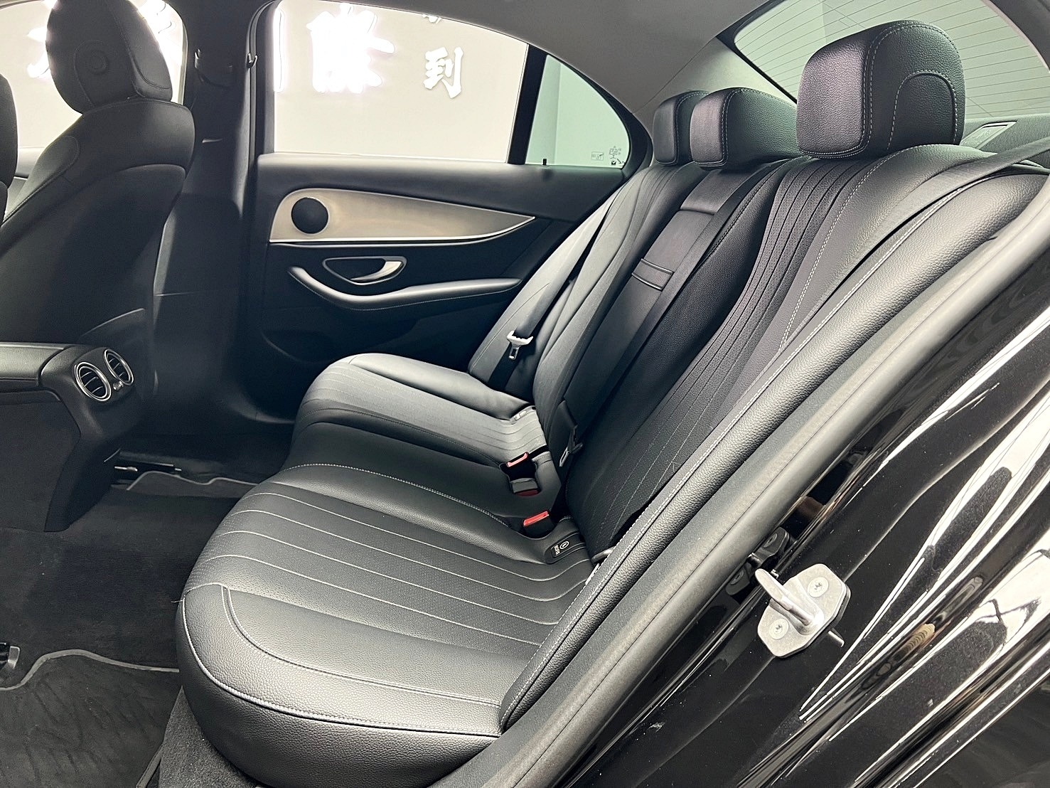 2018式 Benz E200 太空艙駕駛座 64色氣氛燈 W213 ❗️(007)【 元禾國際 阿龍店長 0968-691-205】阿龍中古車 二手車 中古車 新北最大車庫 實車實價 認證車 無泡水 無事故  第4張相片