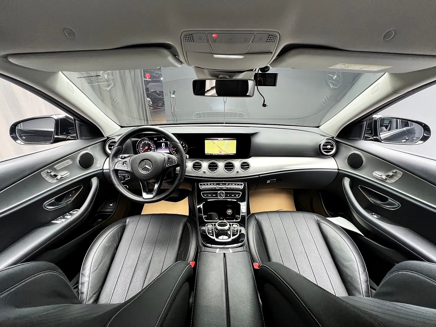 2018式 Benz E200 太空艙駕駛座 64色氣氛燈 W213 ❗️(007)【 元禾國際 阿龍店長 0968-691-205】阿龍中古車 二手車 中古車 新北最大車庫 實車實價 認證車 無泡水 無事故  第5張相片
