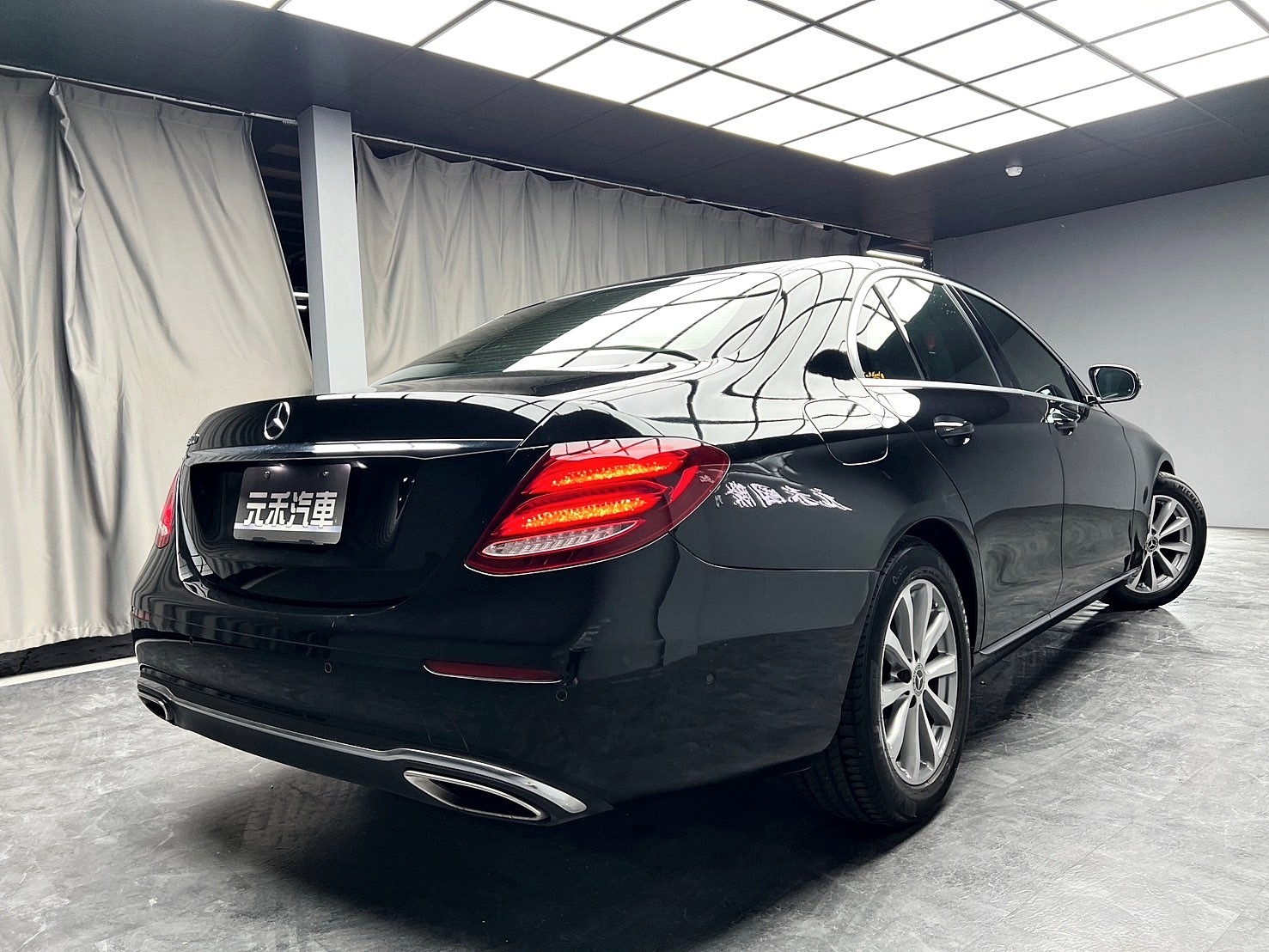 2018式 Benz E200 太空艙駕駛座 64色氣氛燈 W213 ❗️(007)【 元禾國際 阿龍店長 0968-691-205】阿龍中古車 二手車 中古車 新北最大車庫 實車實價 認證車 無泡水 無事故  第10張相片