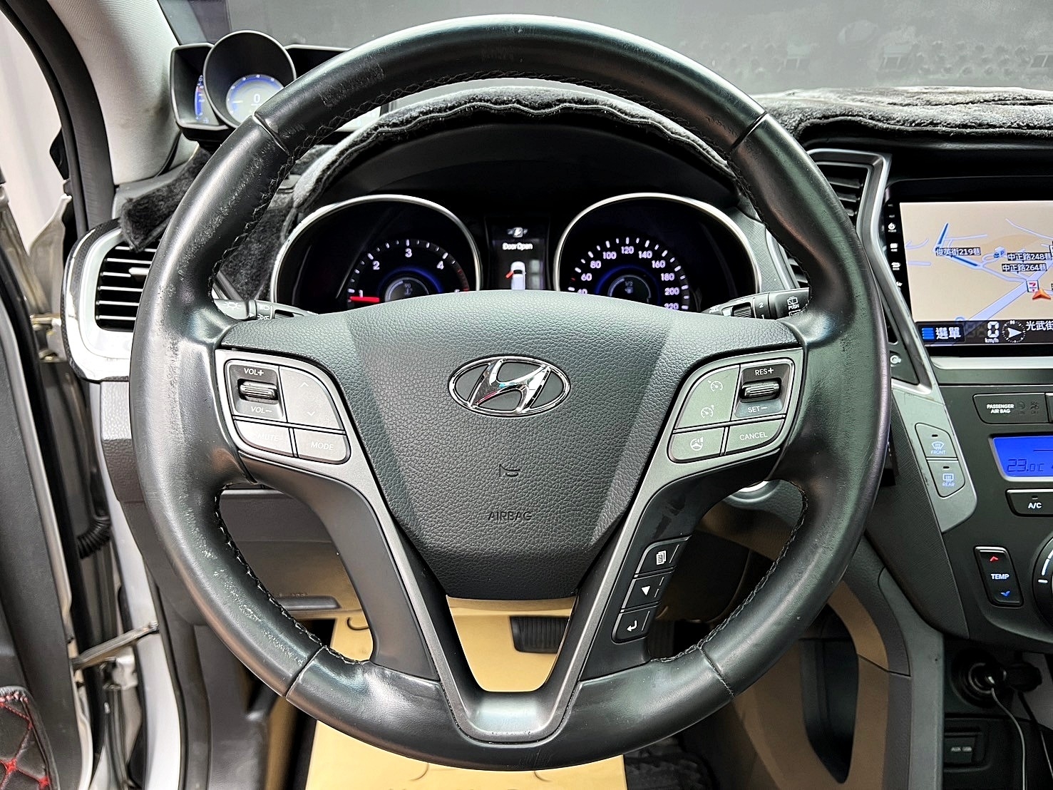2017 Hyundai Santa Fe 領袖款 柴油四驅 全景天窗 電尾門 安卓機 ❗️(070)【 元禾國際 阿龍店長 0968-691-205】阿龍中古車 二手車 中古車 新北最大車庫 實車實價 認證車  第10張相片