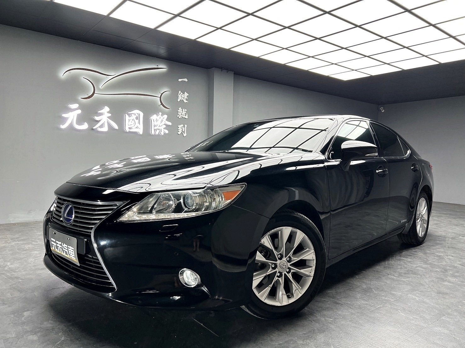 2013式 Lexus ES300h 旗艦版 冷熱通風椅 電尾門 油電車 ❗️(031)【 元禾國際 阿龍店長 0968-691-205】阿龍中古車 二手車 中古車 新北最大車庫 實車實價 認證車  第2張相片