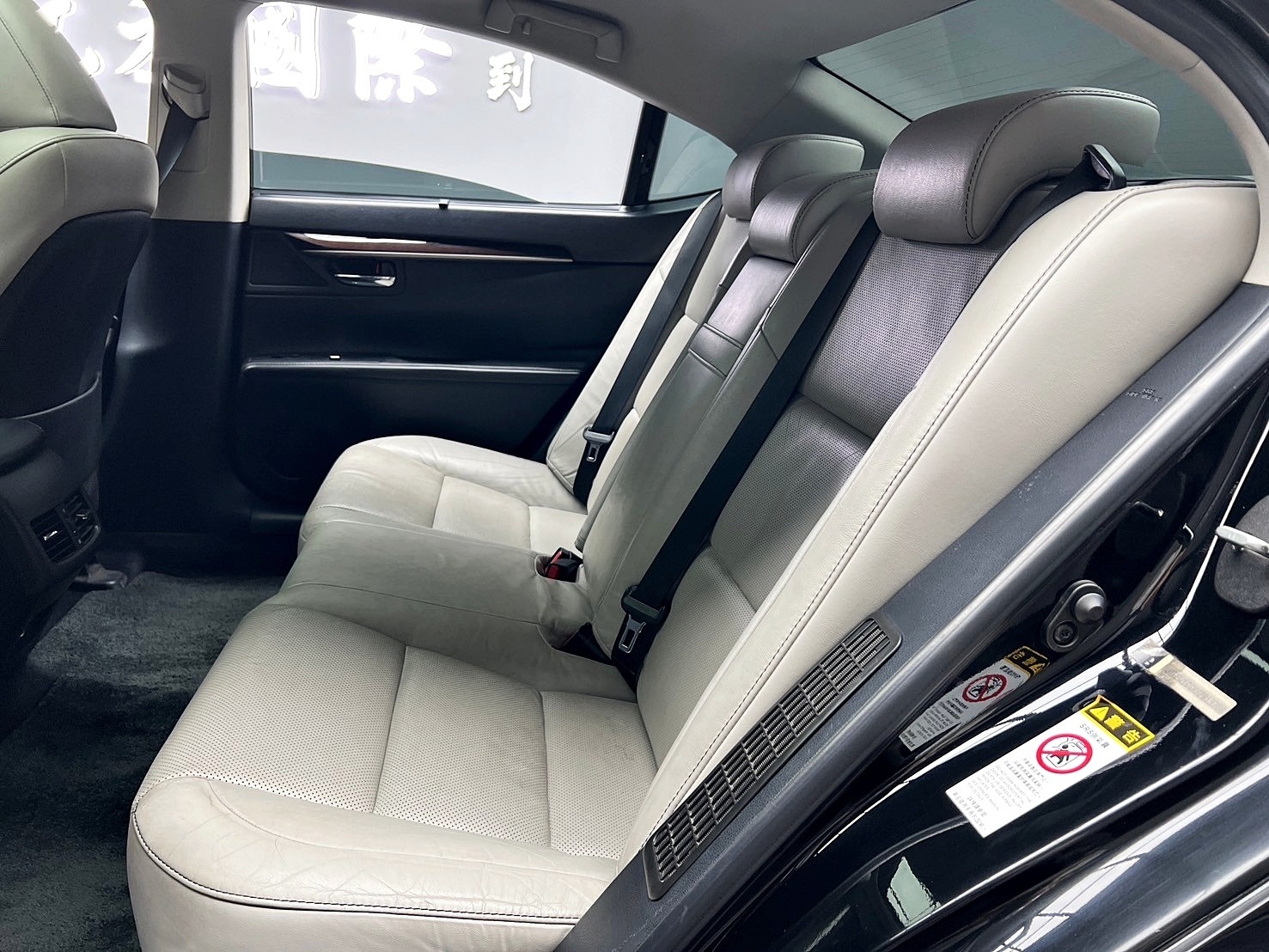 2013式 Lexus ES300h 旗艦版 冷熱通風椅 電尾門 油電車 ❗️(031)【 元禾國際 阿龍店長 0968-691-205】阿龍中古車 二手車 中古車 新北最大車庫 實車實價 認證車  第4張相片