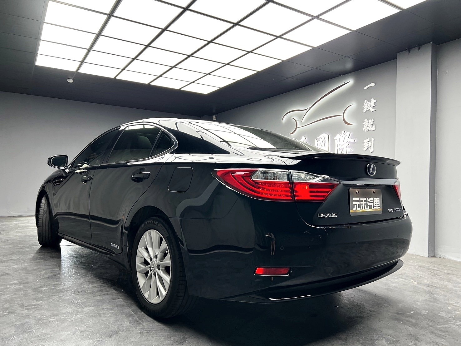 2013式 Lexus ES300h 旗艦版 冷熱通風椅 電尾門 油電車 ❗️(031)【 元禾國際 阿龍店長 0968-691-205】阿龍中古車 二手車 中古車 新北最大車庫 實車實價 認證車  第10張相片