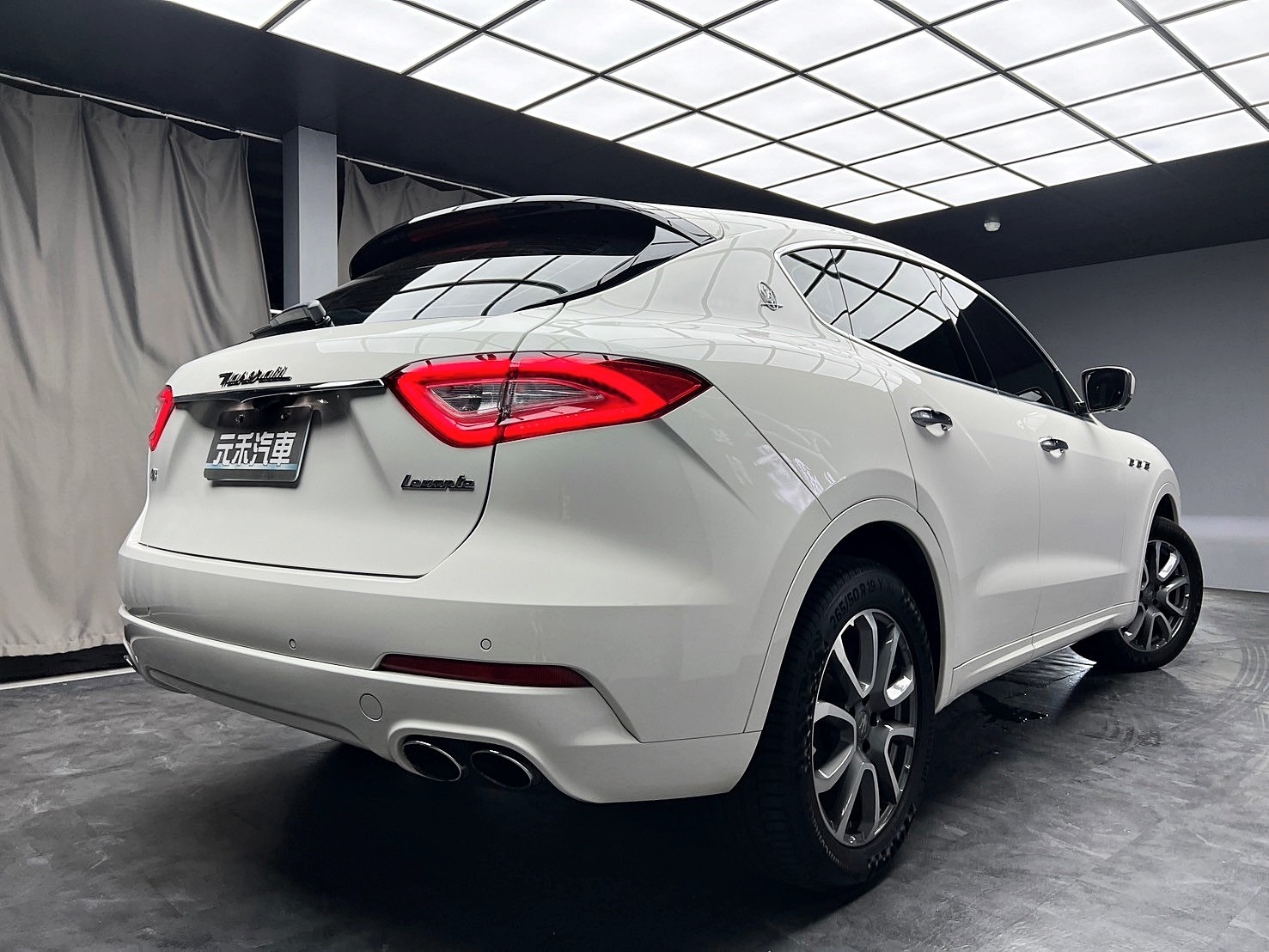 2017 瑪莎拉蒂 Maserati Levante 350 Luxury 環景 電子懸吊 專屬石英鐘 ❗️(083)【 元禾國際 阿龍店長 0968-691-205】阿龍中古車 二手車 中古車 新北最大車庫 實車實價 認證車  第2張相片