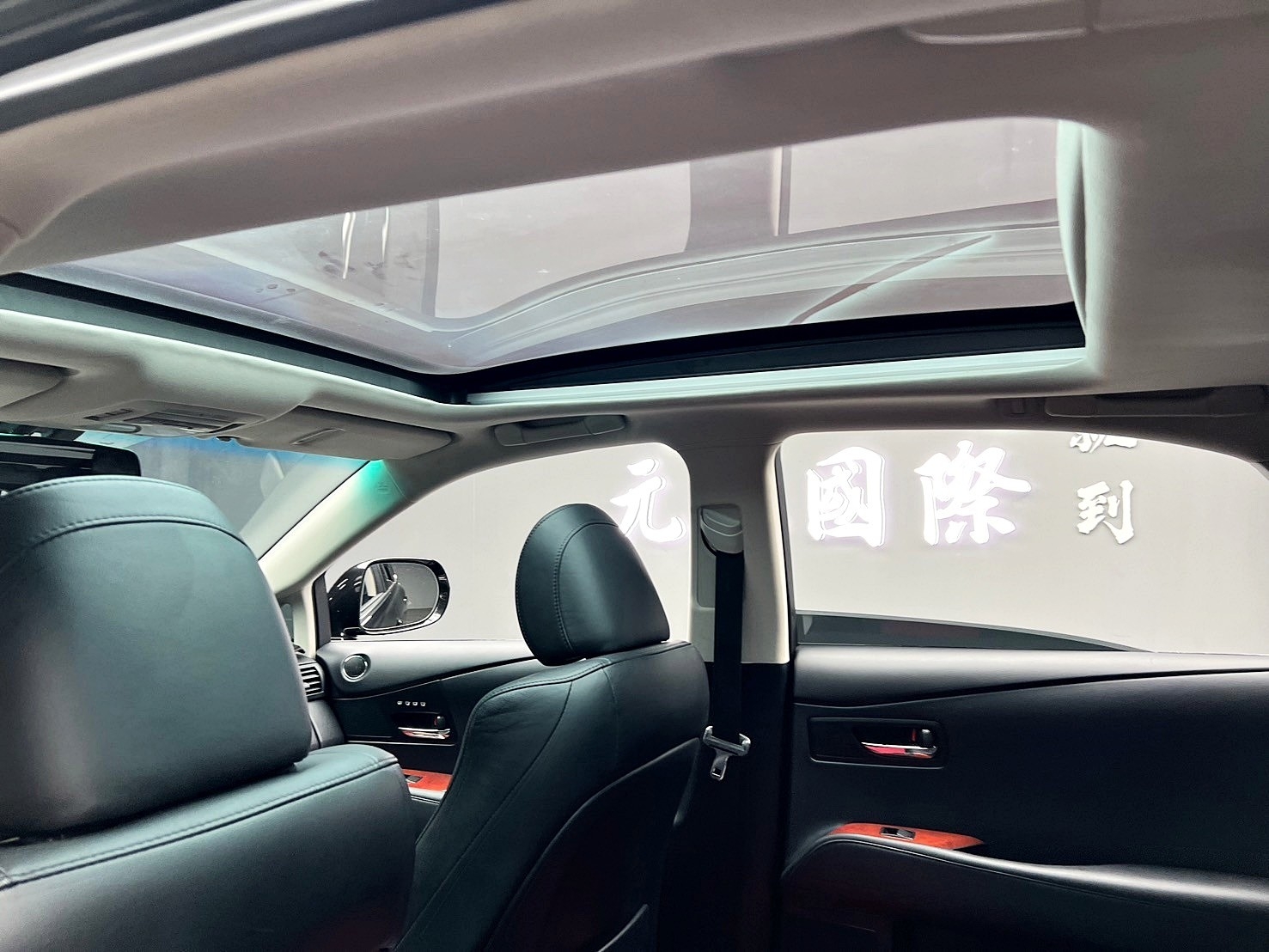 2012式 Lexus RX450h 頂級版 電冷熱椅 全景天窗 電尾門 ❗️(094)【 元禾國際 阿龍店長 0968-691-205】阿龍中古車 二手車 中古車 新北最大車庫 實車實價 認證車	  第5張相片