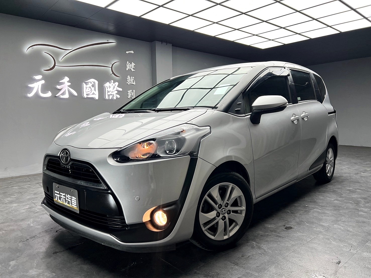 2017式 Toyota Sienta 5人座 豪華版 導航 省油省稅 低里程 ❗️(109)【 元禾國際 阿龍店長 0968-691-205】阿龍中古車 二手車 中古車 新北最大車庫 實車實價 認證車  第2張相片