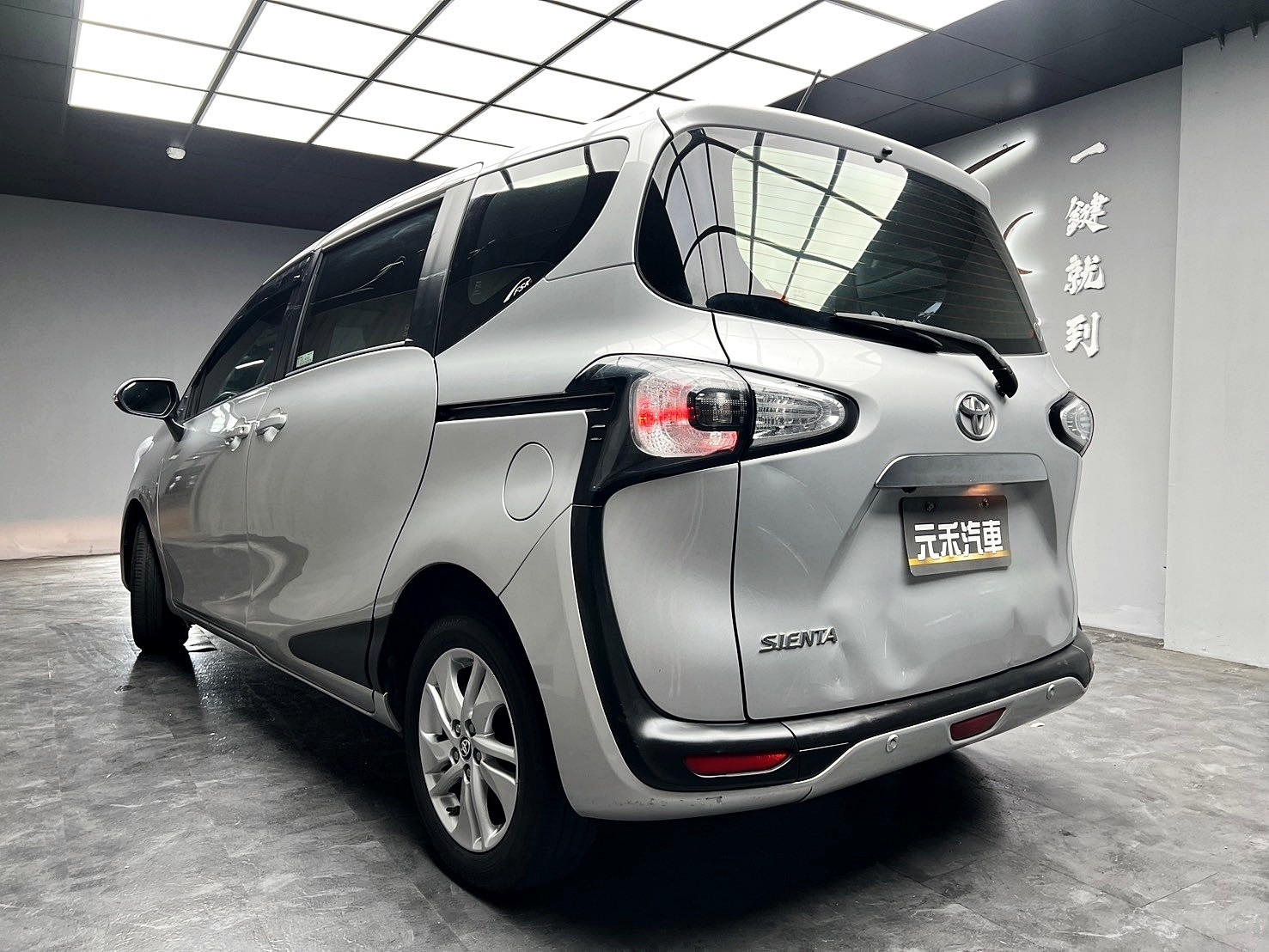 2017式 Toyota Sienta 5人座 豪華版 導航 省油省稅 低里程 ❗️(109)【 元禾國際 阿龍店長 0968-691-205】阿龍中古車 二手車 中古車 新北最大車庫 實車實價 認證車  第3張相片