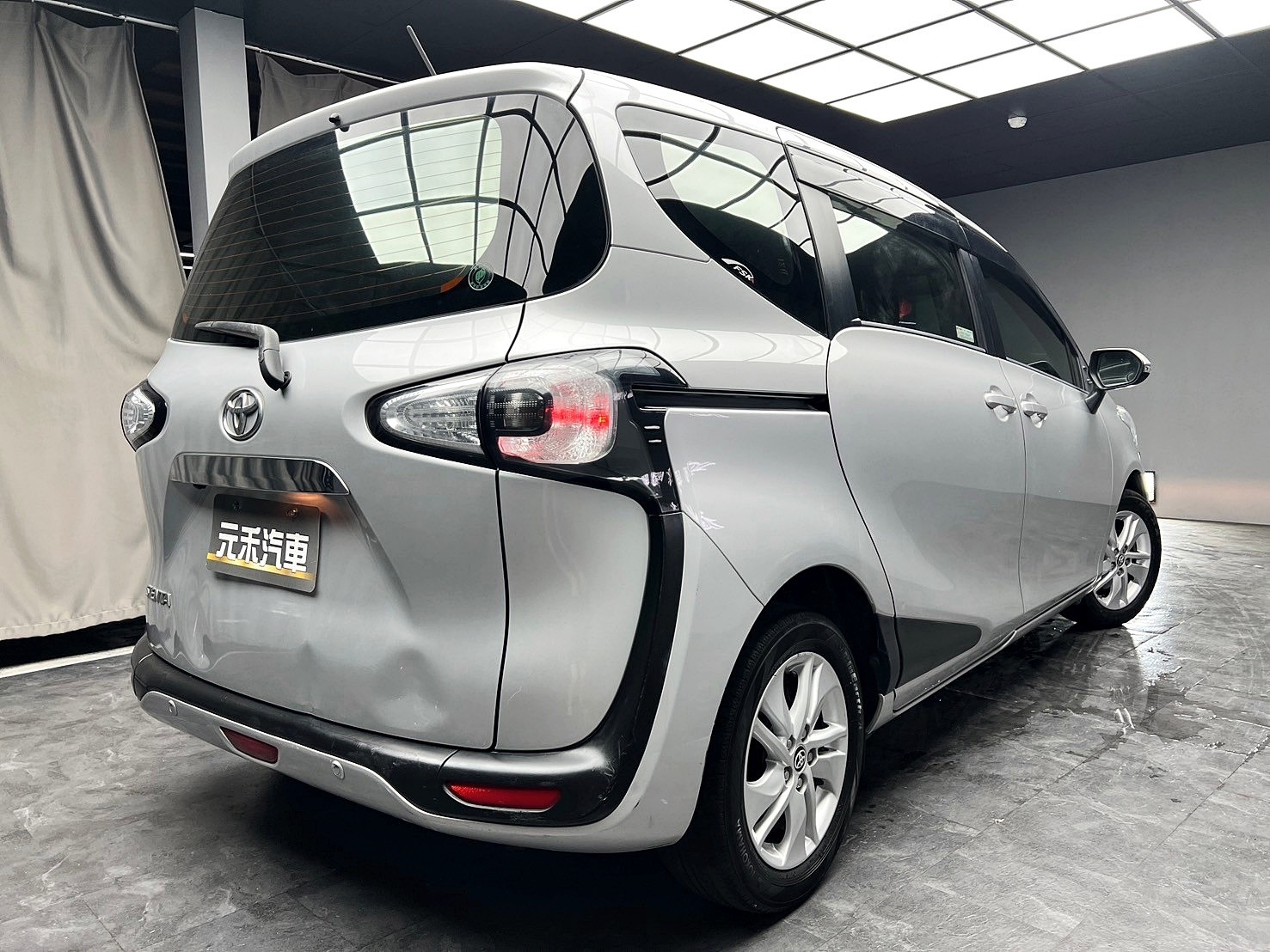 2017式 Toyota Sienta 5人座 豪華版 導航 省油省稅 低里程 ❗️(109)【 元禾國際 阿龍店長 0968-691-205】阿龍中古車 二手車 中古車 新北最大車庫 實車實價 認證車  第6張相片