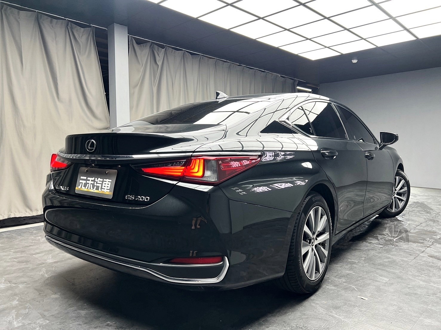 2019 Lexus ES200 豪華版 天窗 ACC跟車 電熱椅❗️(226)【 元禾國際 阿龍店長 0968-691-205】阿龍中古車 二手車 中古車 新北最大車庫 實車實價 認證車  第2張相片
