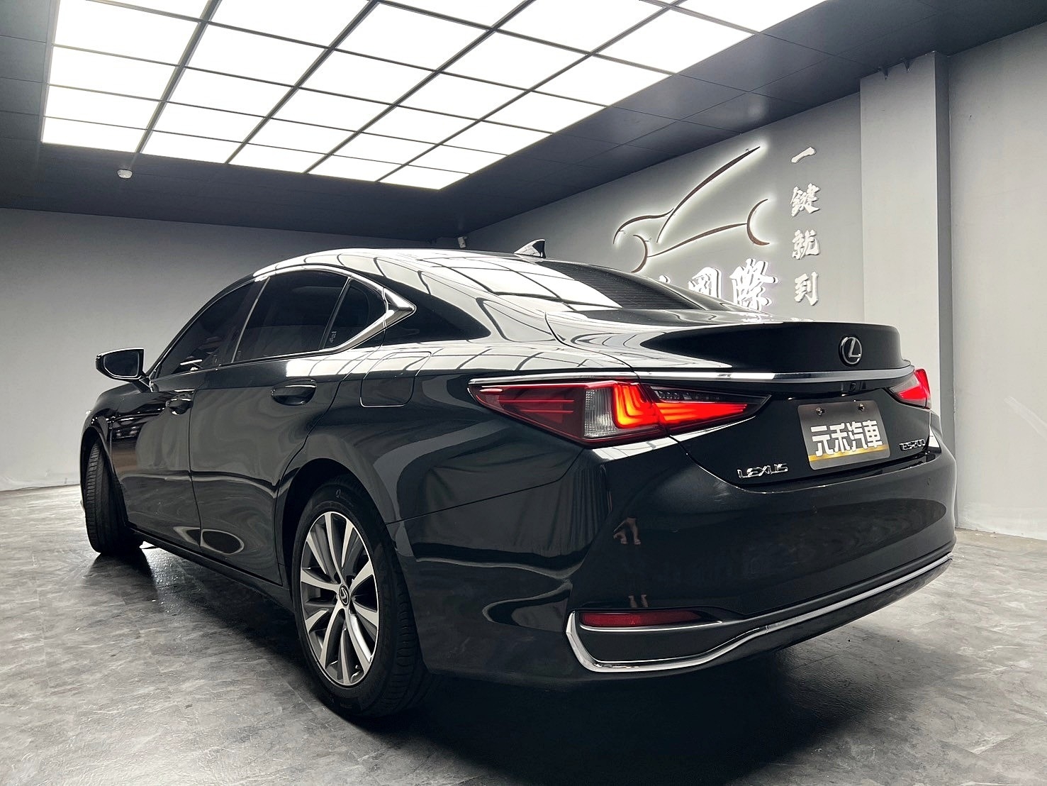 2019 Lexus ES200 豪華版 天窗 ACC跟車 電熱椅❗️(226)【 元禾國際 阿龍店長 0968-691-205】阿龍中古車 二手車 中古車 新北最大車庫 實車實價 認證車  第3張相片
