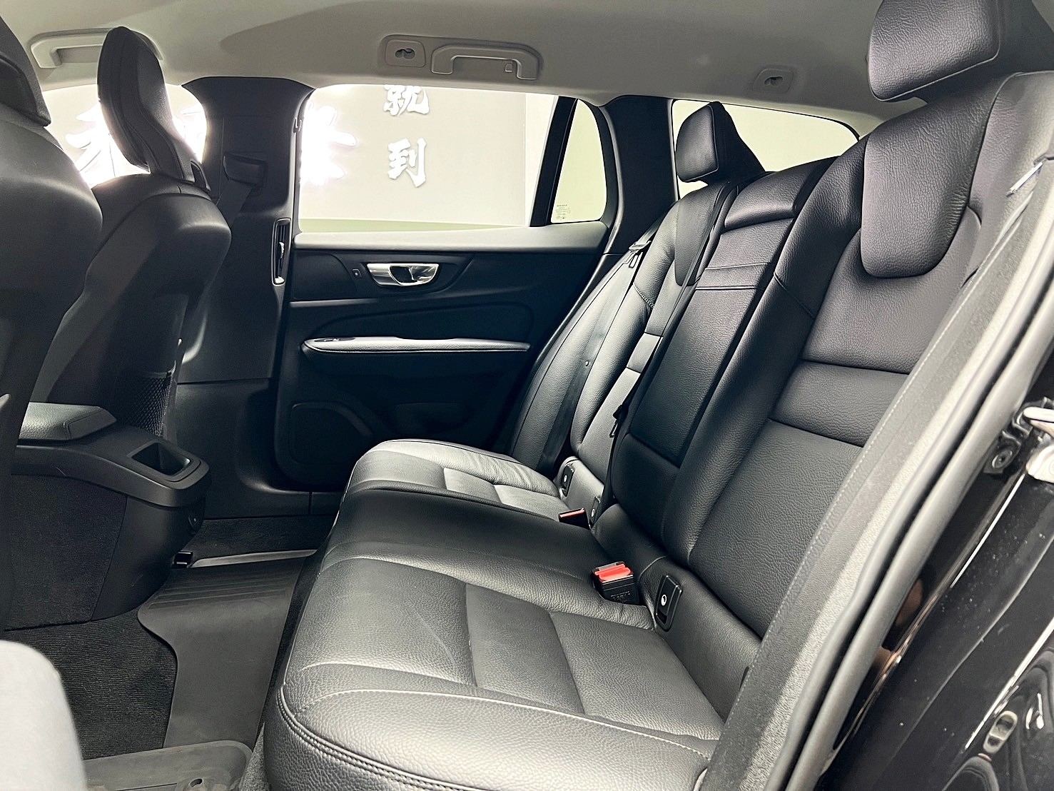 2021 Volvo V60 B4 Momentum 輕油電 旅行車 跟車 環景 腳踢尾門 水晶排檔頭 ❗️(184)【 元禾國際 阿龍店長 0968-691-205】阿龍中古車 二手車 中古車 新北最大車庫 實車實價 認證車  第4張相片
