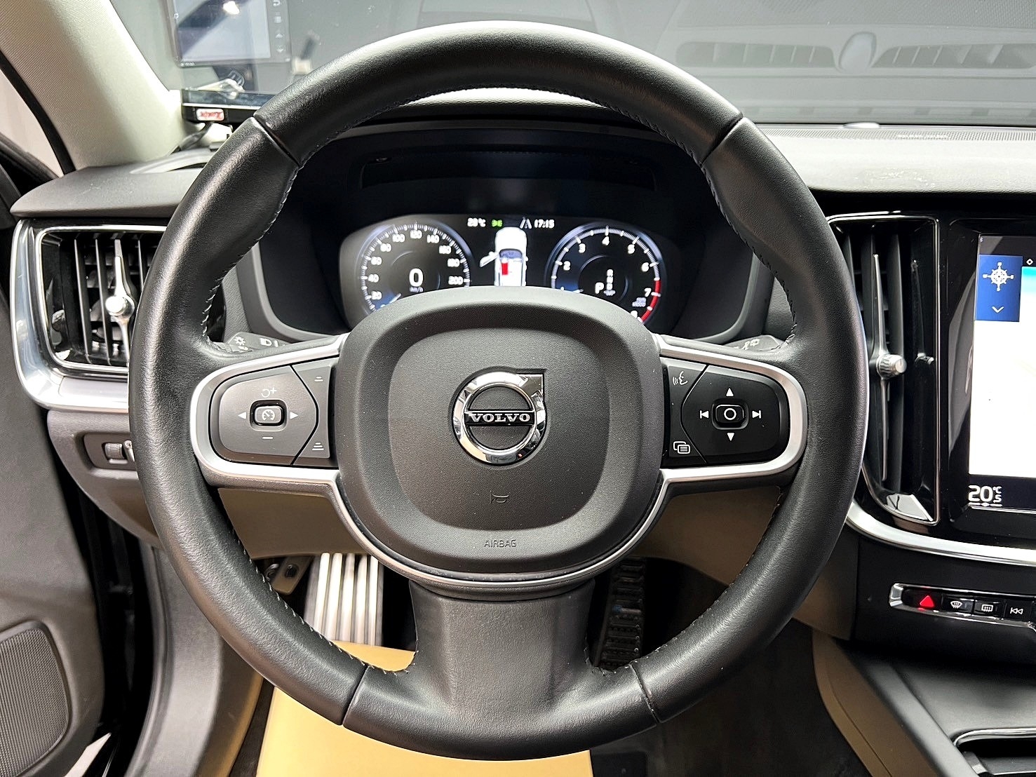 2021 Volvo V60 B4 Momentum 輕油電 旅行車 跟車 環景 腳踢尾門 水晶排檔頭 ❗️(184)【 元禾國際 阿龍店長 0968-691-205】阿龍中古車 二手車 中古車 新北最大車庫 實車實價 認證車  第6張相片
