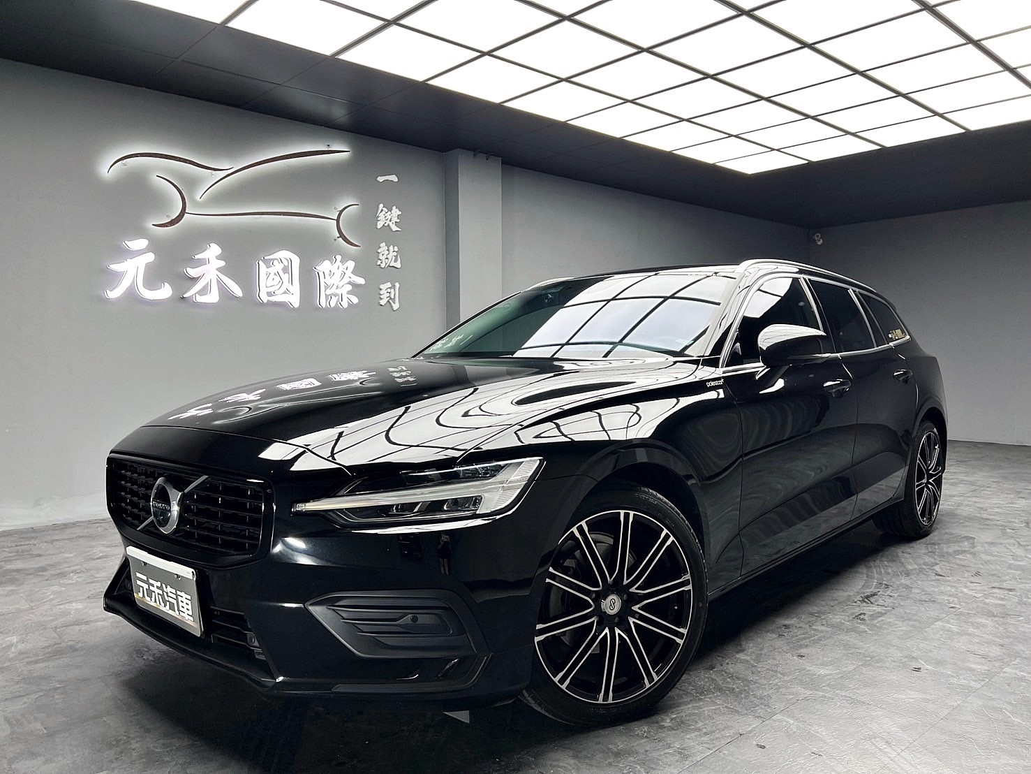 2021 Volvo V60 B4 Momentum 輕油電 旅行車 跟車 環景 腳踢尾門 水晶排檔頭 ❗️(184)【 元禾國際 阿龍店長 0968-691-205】阿龍中古車 二手車 中古車 新北最大車庫 實車實價 認證車  第9張相片