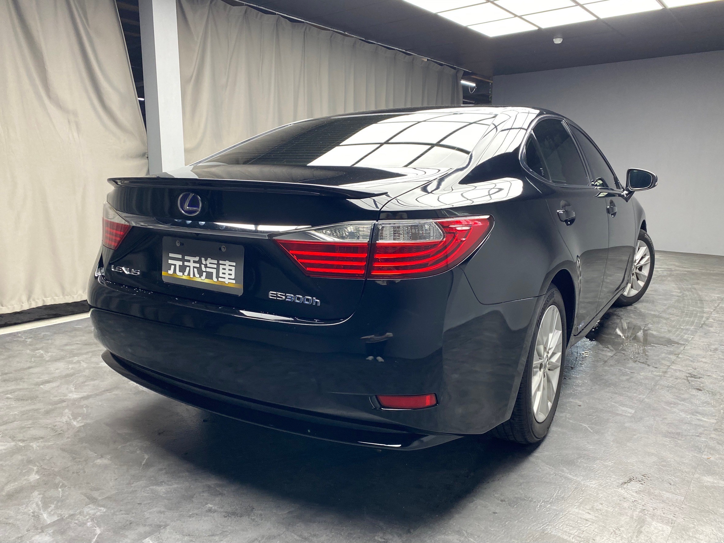 2013 Lexus ES300h 旗艦版 電尾門 冷熱通風椅 油電房車 ❗️(127)【 元禾國際 阿龍店長 0968-691-205】阿龍中古車 二手車 中古車 新北最大車庫 實車實價 認證車  第2張相片