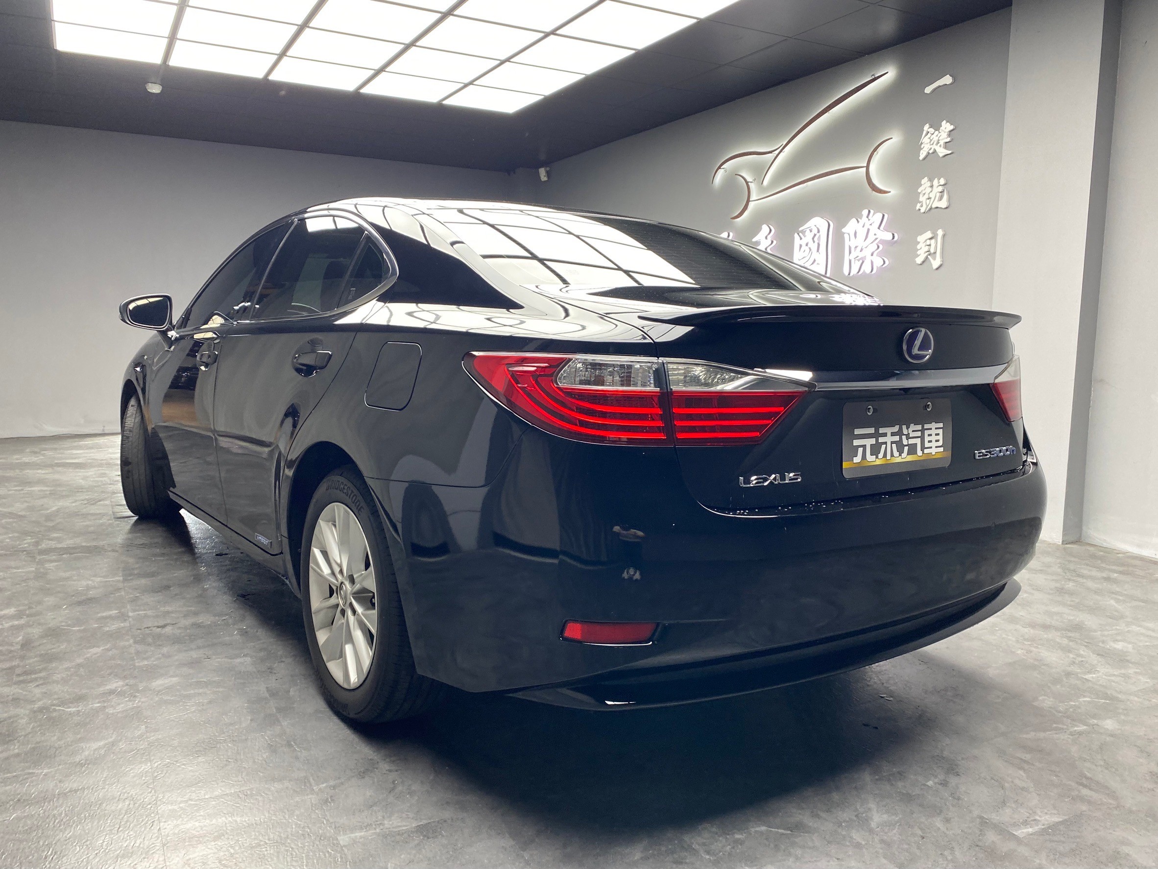 2013 Lexus ES300h 旗艦版 電尾門 冷熱通風椅 油電房車 ❗️(127)【 元禾國際 阿龍店長 0968-691-205】阿龍中古車 二手車 中古車 新北最大車庫 實車實價 認證車  第3張相片
