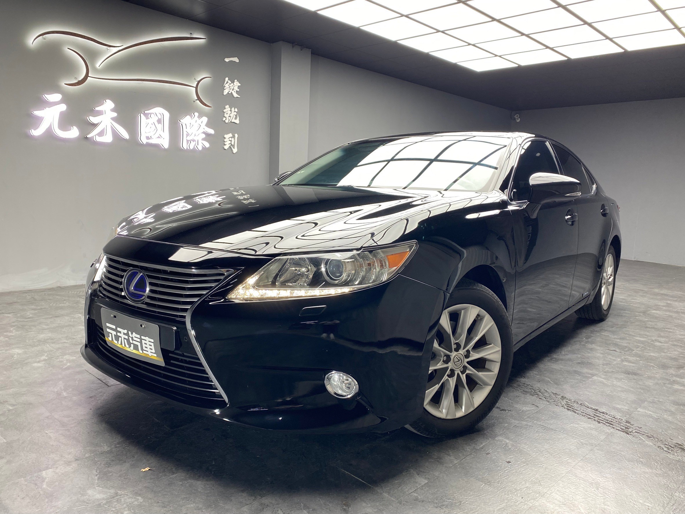 2013 Lexus ES300h 旗艦版 電尾門 冷熱通風椅 油電房車 ❗️(127)【 元禾國際 阿龍店長 0968-691-205】阿龍中古車 二手車 中古車 新北最大車庫 實車實價 認證車  第10張相片