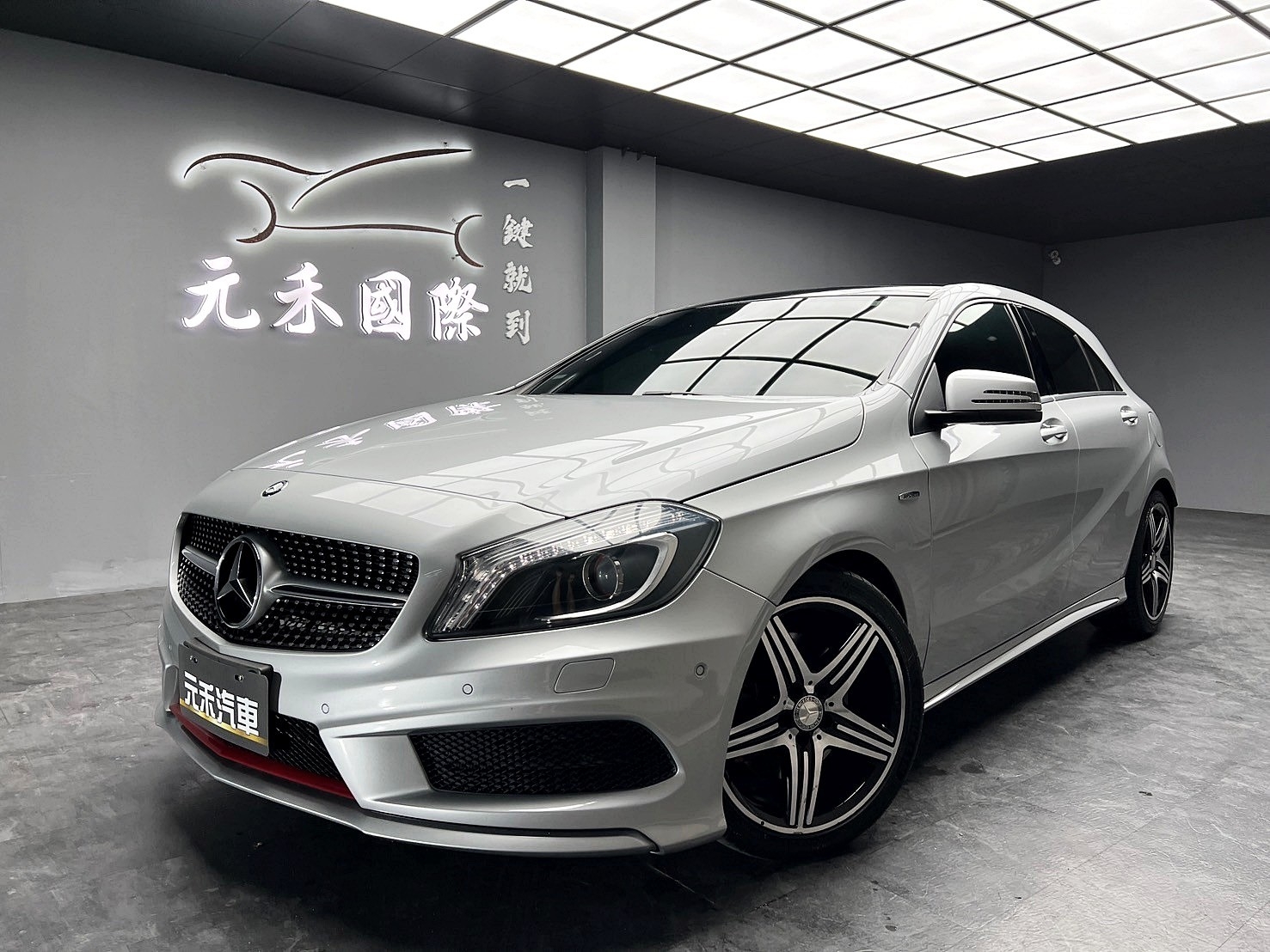 2014式 Benz A250 Sport AMG 外觀套件 平把方向盤 全景天窗 升級安卓機 熱血掀背車 ❗️(135)【 元禾國際 阿龍店長 0968-691-205】阿龍中古車 二手車 中古車 新北最大車庫 實車實價 認證車  第2張相片