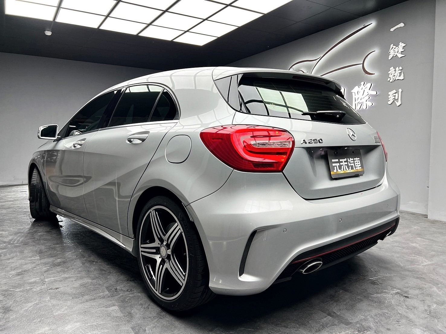 2014式 Benz A250 Sport AMG 外觀套件 平把方向盤 全景天窗 升級安卓機 熱血掀背車 ❗️(135)【 元禾國際 阿龍店長 0968-691-205】阿龍中古車 二手車 中古車 新北最大車庫 實車實價 認證車  第3張相片