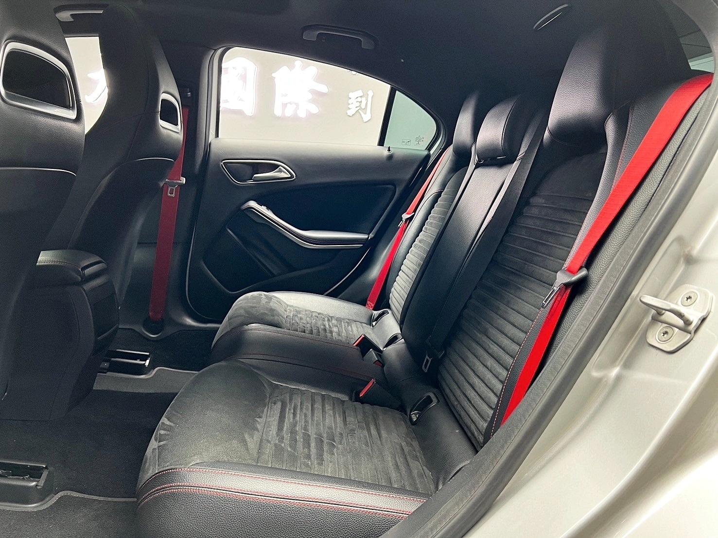 2014式 Benz A250 Sport AMG 外觀套件 平把方向盤 全景天窗 升級安卓機 熱血掀背車 ❗️(135)【 元禾國際 阿龍店長 0968-691-205】阿龍中古車 二手車 中古車 新北最大車庫 實車實價 認證車  第4張相片