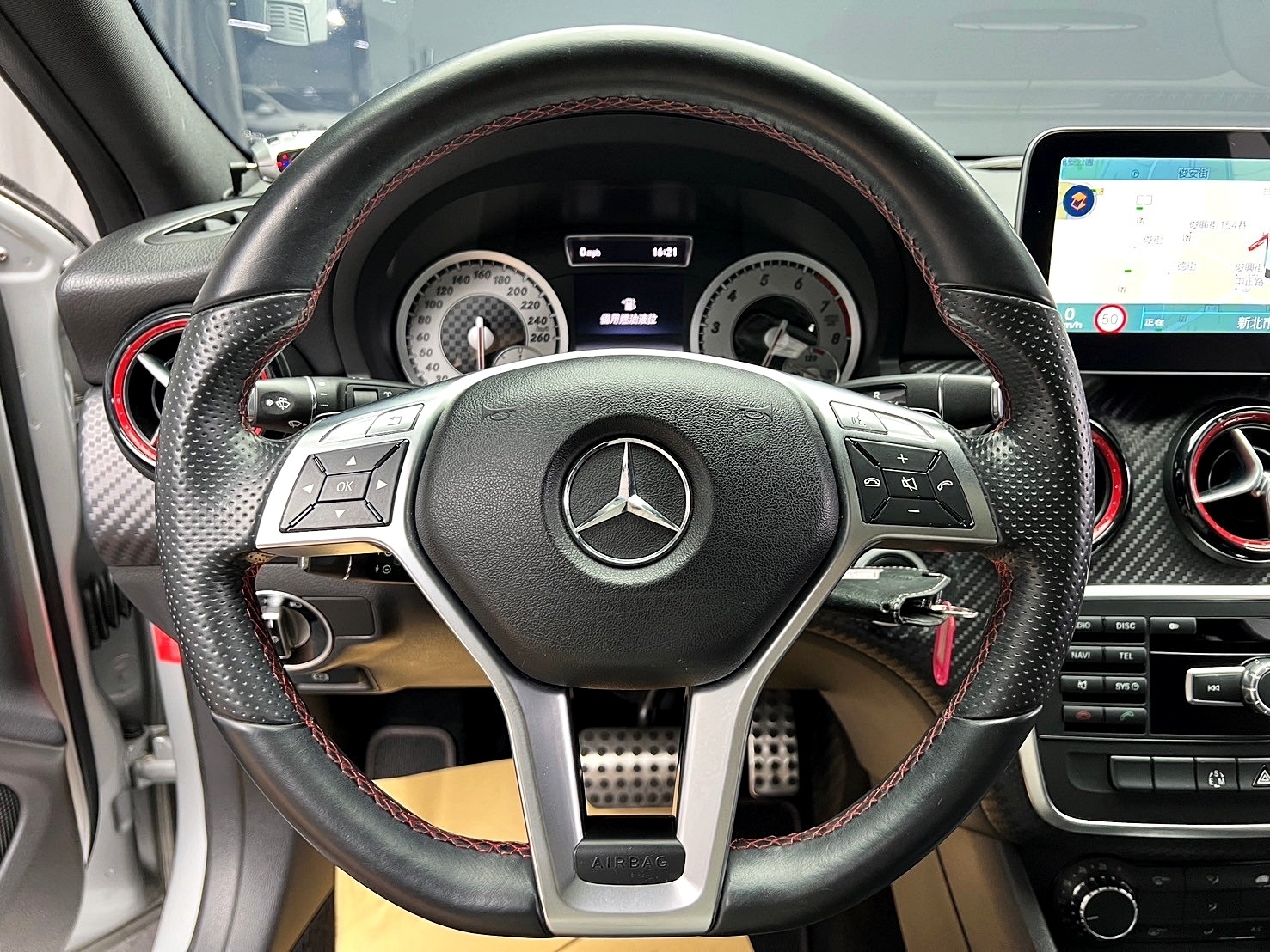 2014式 Benz A250 Sport AMG 外觀套件 平把方向盤 全景天窗 升級安卓機 熱血掀背車 ❗️(135)【 元禾國際 阿龍店長 0968-691-205】阿龍中古車 二手車 中古車 新北最大車庫 實車實價 認證車  第6張相片