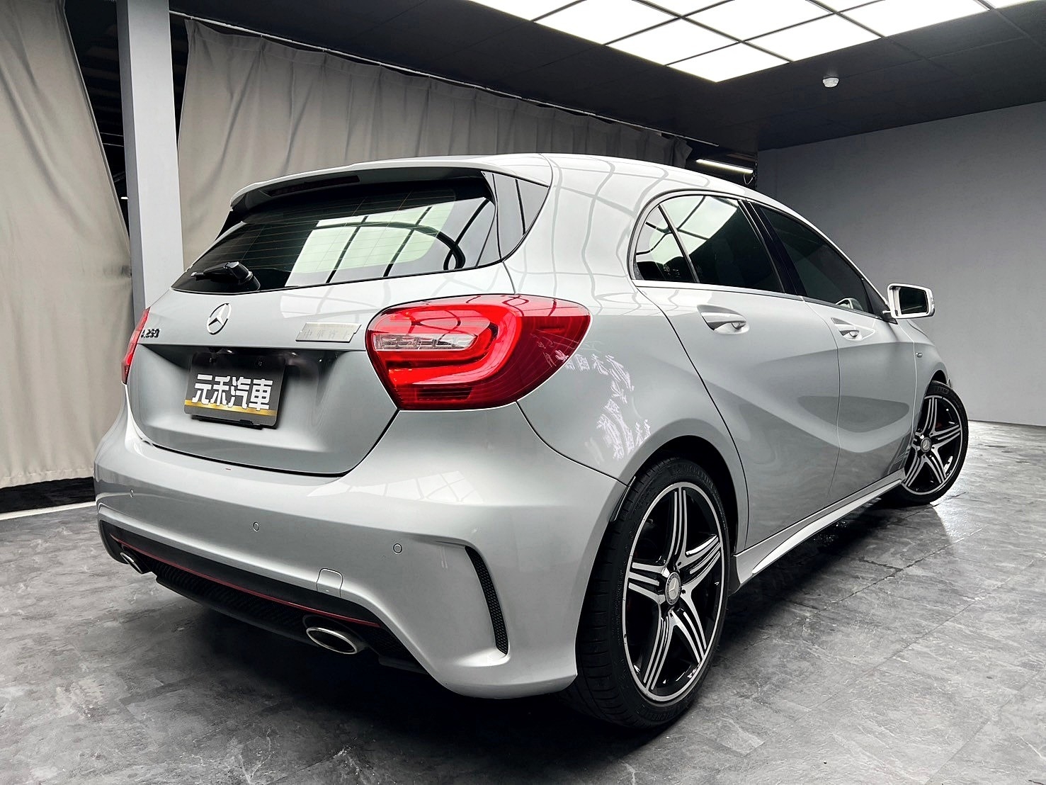 2014式 Benz A250 Sport AMG 外觀套件 平把方向盤 全景天窗 升級安卓機 熱血掀背車 ❗️(135)【 元禾國際 阿龍店長 0968-691-205】阿龍中古車 二手車 中古車 新北最大車庫 實車實價 認證車  第10張相片