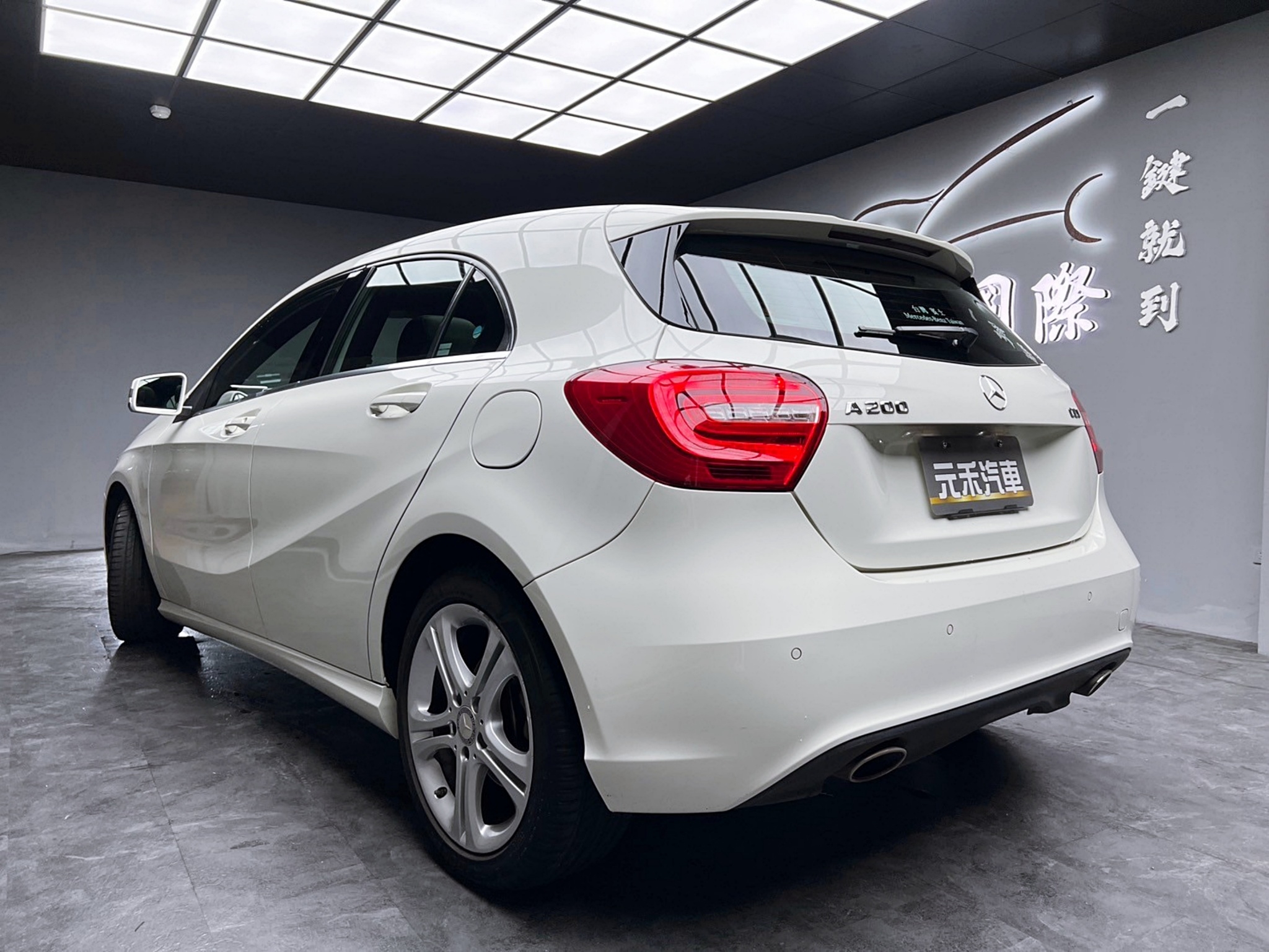 2013式 賓士 Benz A200d 全景天窗 自動停車 掀背車 ❗️(241)【 元禾國際 阿龍店長 0968-691-205】阿龍中古車 二手車 中古車 新北最大車庫 實車實價 認證車  第3張相片