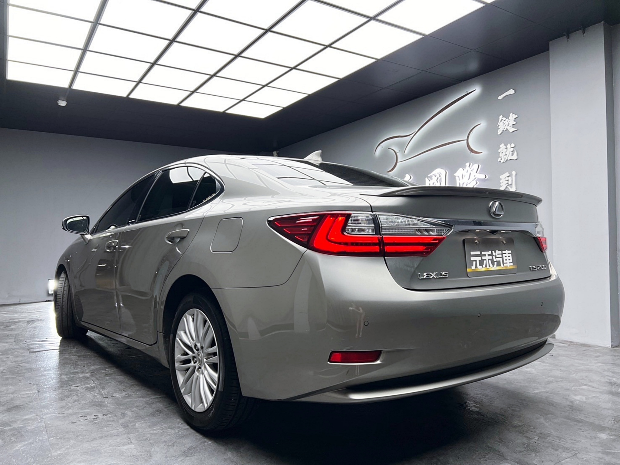 2017 Lexus ES200 頂級Navi版 跟車 天窗 ❗️(221)【 元禾國際 阿龍店長 0968-691-205】阿龍中古車 二手車 中古車 新北最大車庫 實車實價 認證車  第3張相片