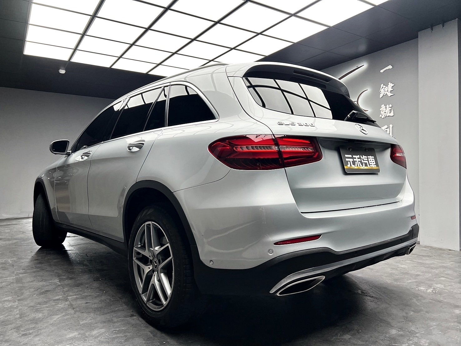 2017 賓士 Benz GLC300 AMG 套件 四驅 環景 電熱椅 ❗️(209)【 元禾國際 阿龍店長 0968-691-205】阿龍中古車 二手車 中古車 新北最大車庫 實車實價 認證車  第3張相片
