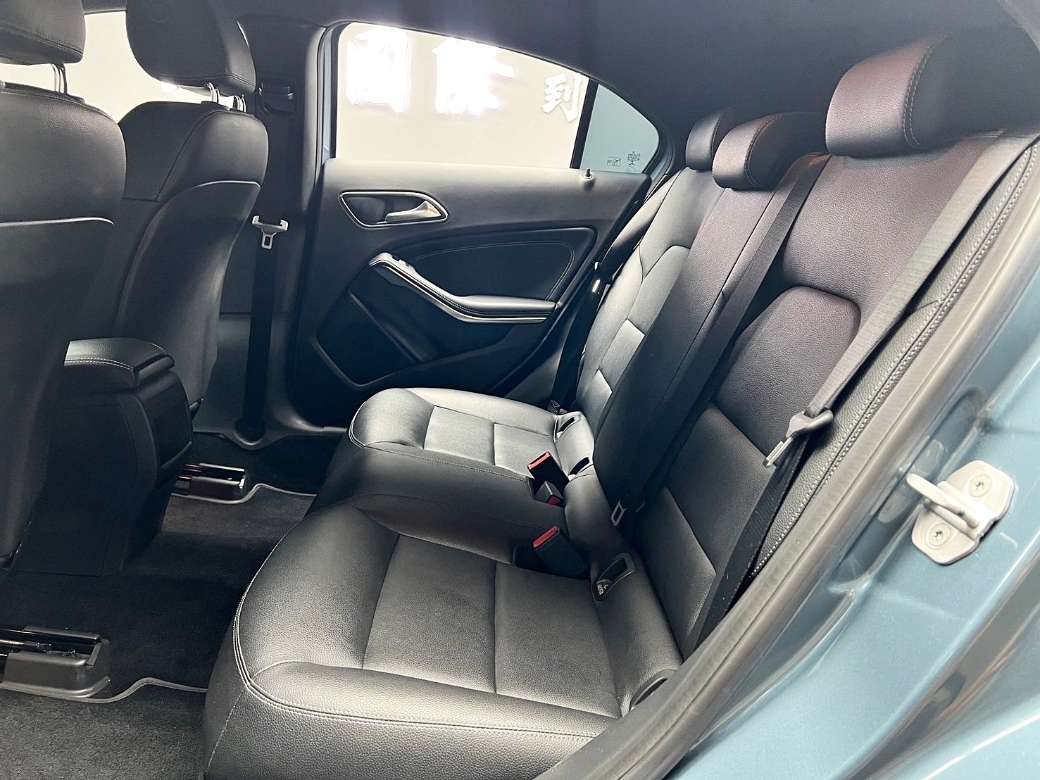 2015式 賓士 Benz A-Class A180 自動停車 換檔撥片 低里程 ❗️(205)【 元禾國際 阿龍店長 0968-691-205】阿龍中古車 二手車 中古車 新北最大車庫 實車實價 認證車  第4張相片