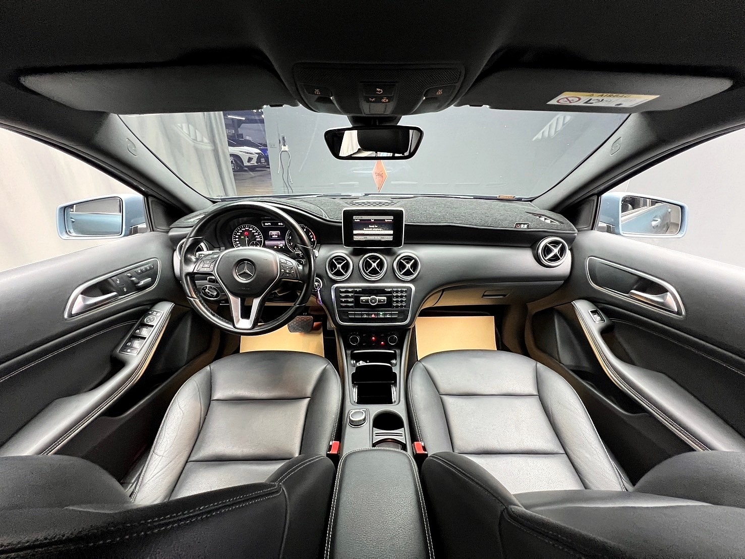 2015式 賓士 Benz A-Class A180 自動停車 換檔撥片 低里程 ❗️(205)【 元禾國際 阿龍店長 0968-691-205】阿龍中古車 二手車 中古車 新北最大車庫 實車實價 認證車  第5張相片