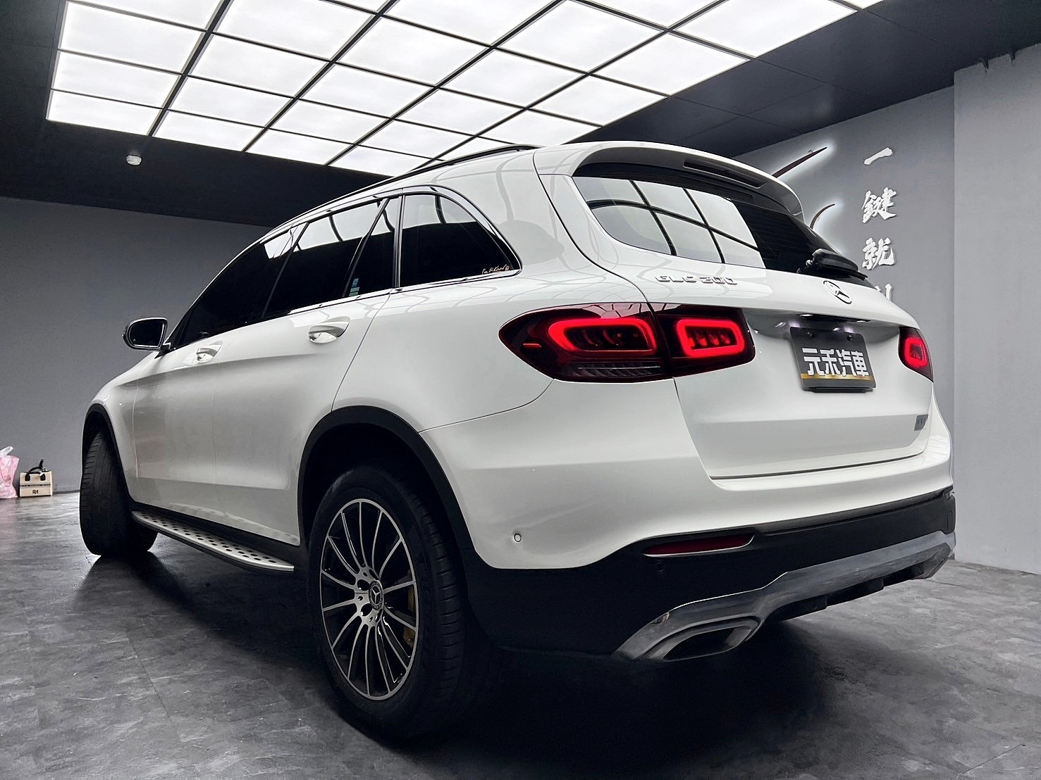 2019 賓士 Benz GLC200 EQ Boost 輕油電 全車基本黑化 跟車 後座影音 香氛套件 ❗️(215)【 元禾國際 阿龍店長 0968-691-205】阿龍中古車 二手車 中古車 新北最大車庫 實車實價 認證車  第3張相片
