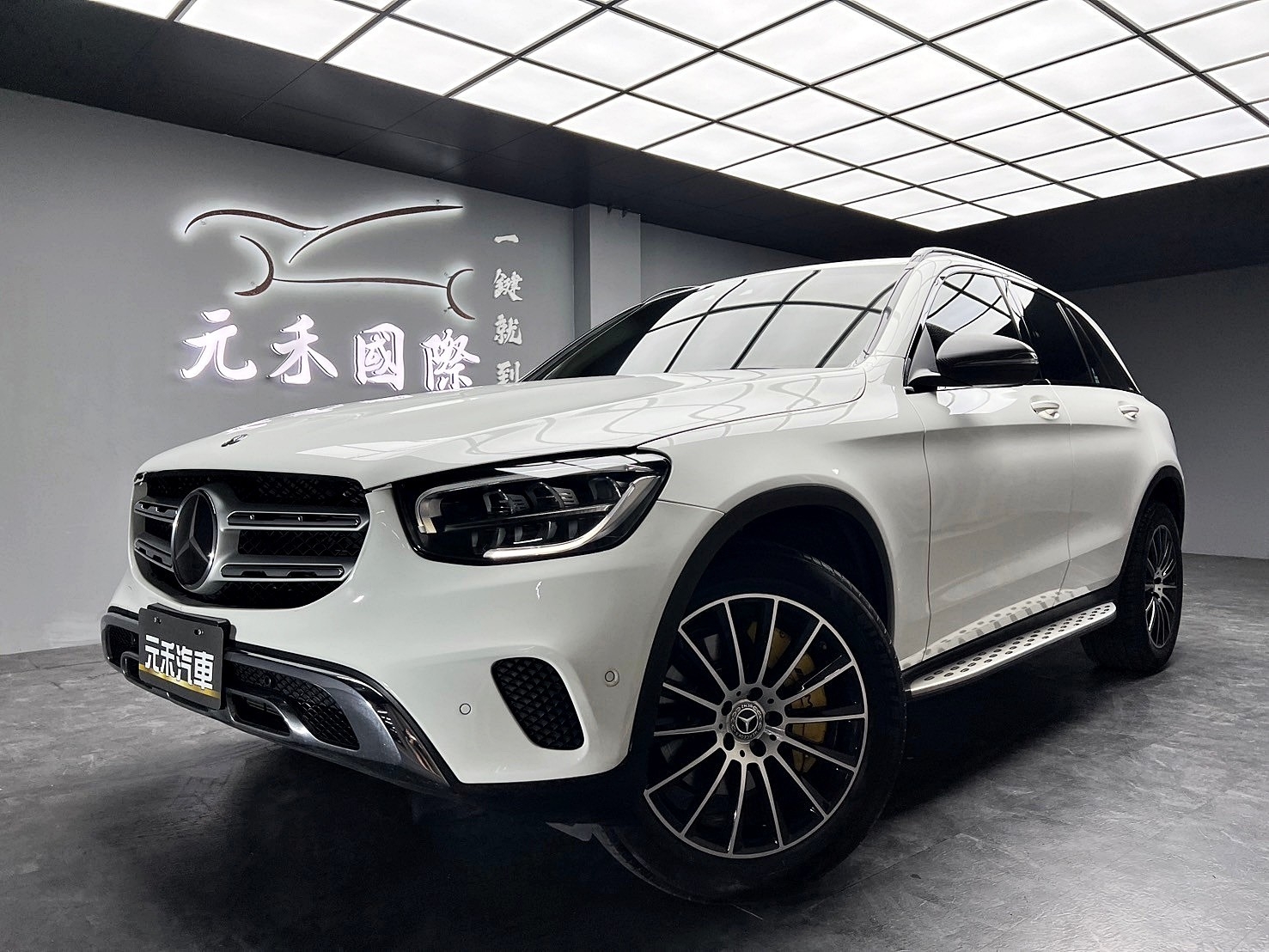 2019 賓士 Benz GLC200 EQ Boost 輕油電 全車基本黑化 跟車 後座影音 香氛套件 ❗️(215)【 元禾國際 阿龍店長 0968-691-205】阿龍中古車 二手車 中古車 新北最大車庫 實車實價 認證車  第4張相片