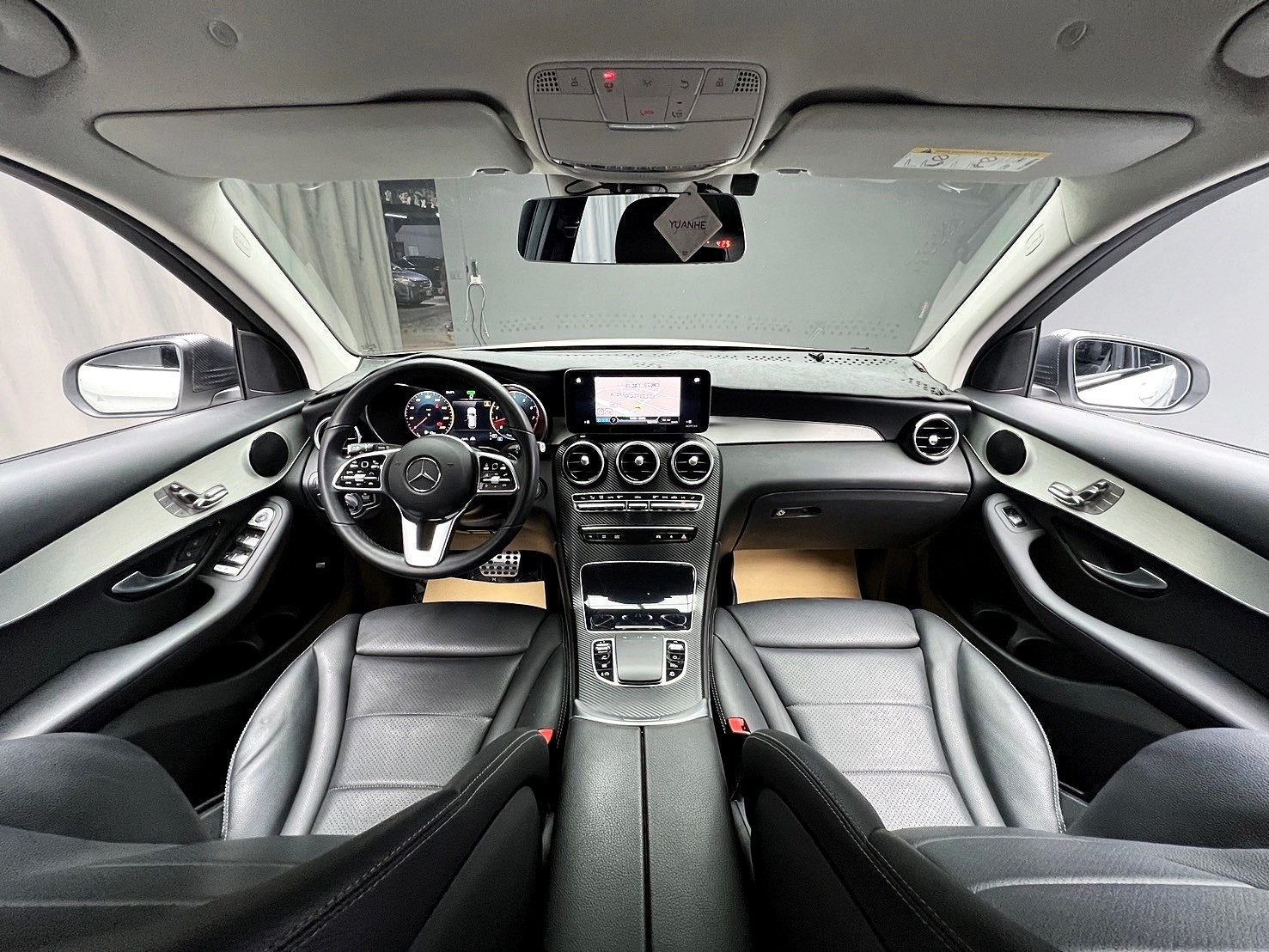 2019 賓士 Benz GLC200 EQ Boost 輕油電 全車基本黑化 跟車 後座影音 香氛套件 ❗️(215)【 元禾國際 阿龍店長 0968-691-205】阿龍中古車 二手車 中古車 新北最大車庫 實車實價 認證車  第5張相片