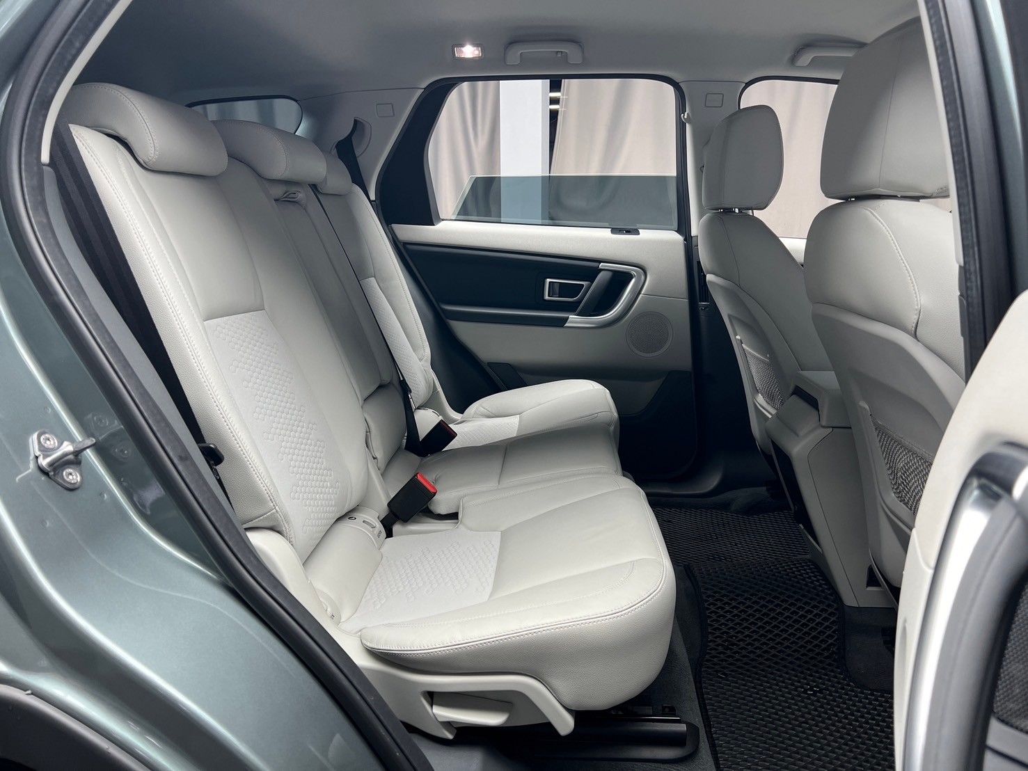 2017 荒原路華 Land Rover Discovery Sport TD4 SE 柴油 四驅 電尾門 ❗️(040)【 元禾國際 阿龍店長 0968-691-205】阿龍中古車 二手車 中古車 新北最大車庫 實車實價 認證車  第4張相片