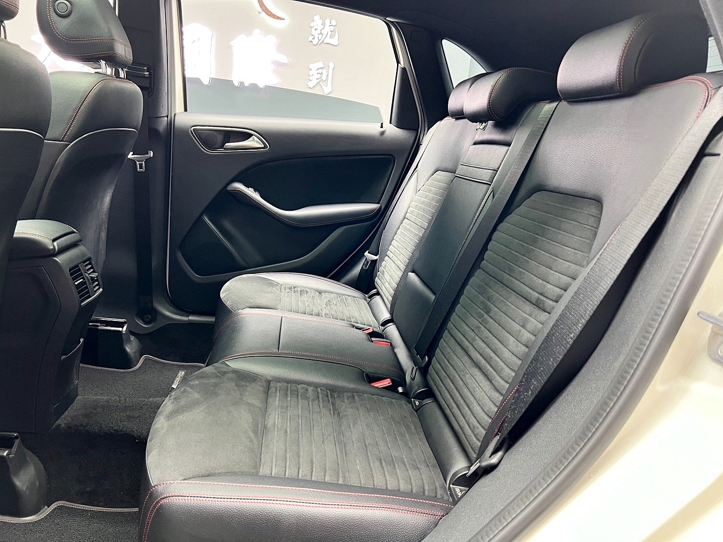 2019式 Benz 賓士 B200 全景天窗 AMG18吋鋁圈 低里程 ❗️(146)【 元禾國際 阿龍店長 0968-691-205】阿龍中古車 二手車 中古車 新北最大車庫 實車實價 認證車  第4張相片
