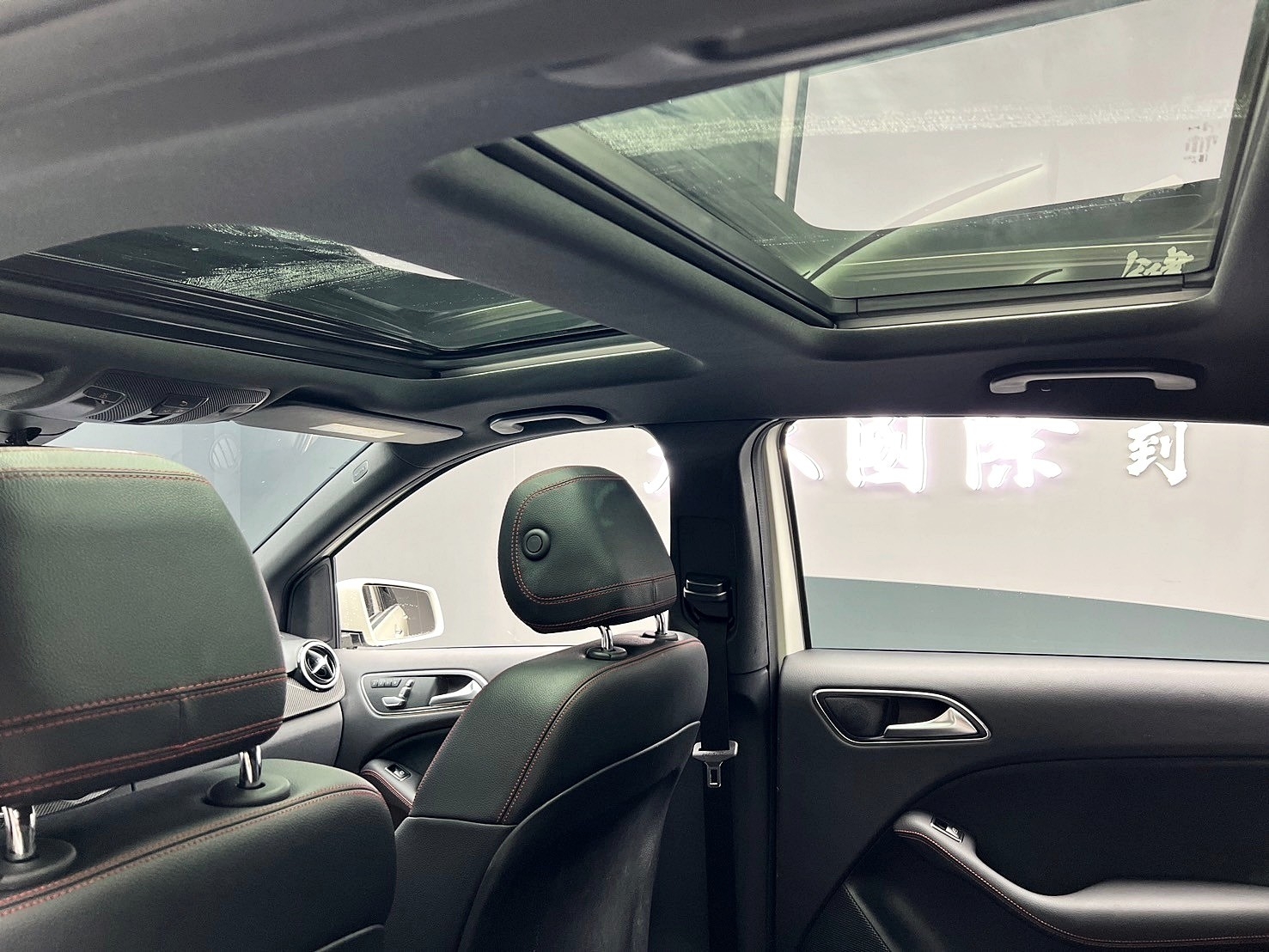 2019式 Benz 賓士 B200 全景天窗 AMG18吋鋁圈 低里程 ❗️(146)【 元禾國際 阿龍店長 0968-691-205】阿龍中古車 二手車 中古車 新北最大車庫 實車實價 認證車  第5張相片