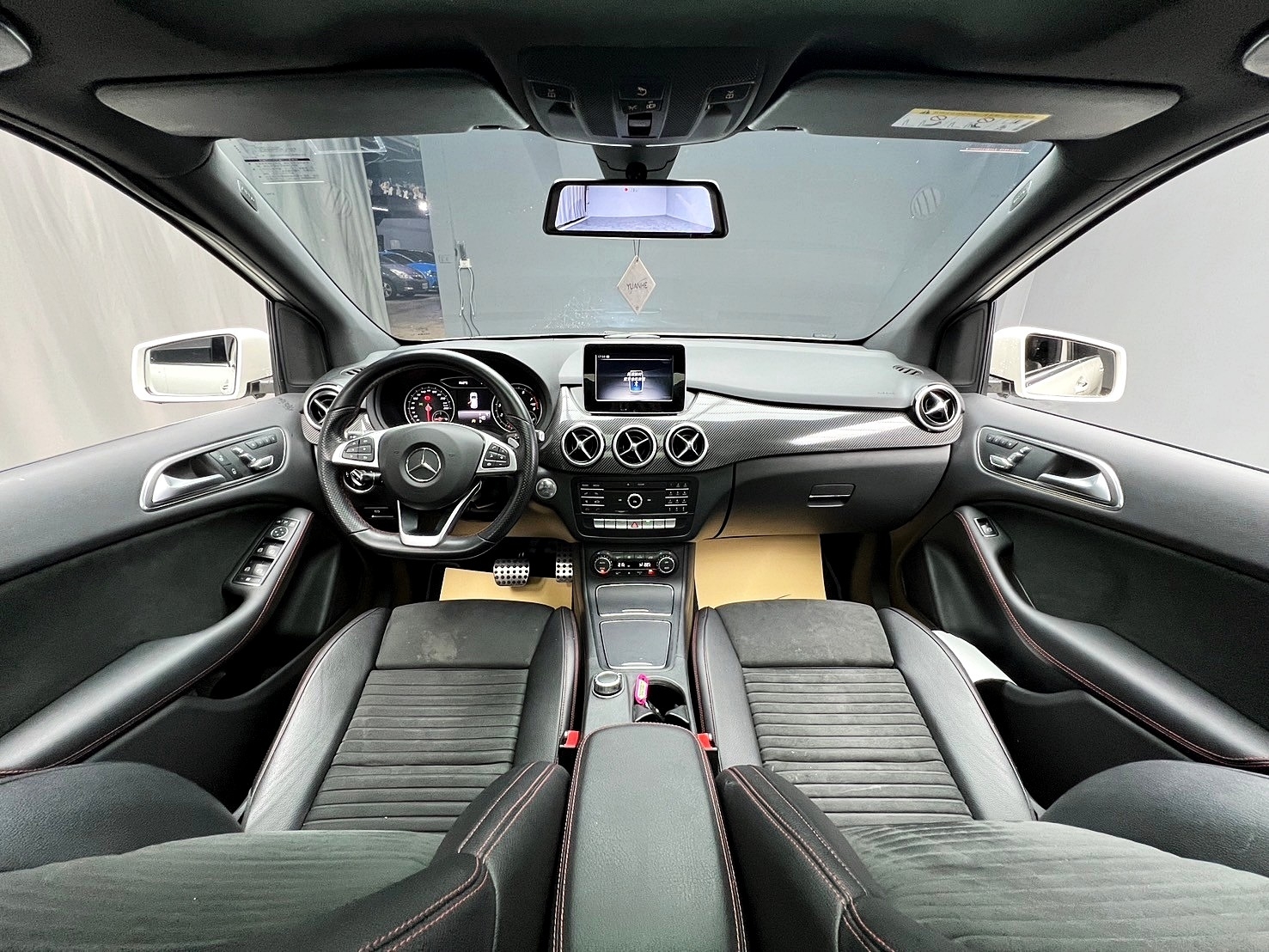 2019式 Benz 賓士 B200 全景天窗 AMG18吋鋁圈 低里程 ❗️(146)【 元禾國際 阿龍店長 0968-691-205】阿龍中古車 二手車 中古車 新北最大車庫 實車實價 認證車  第6張相片