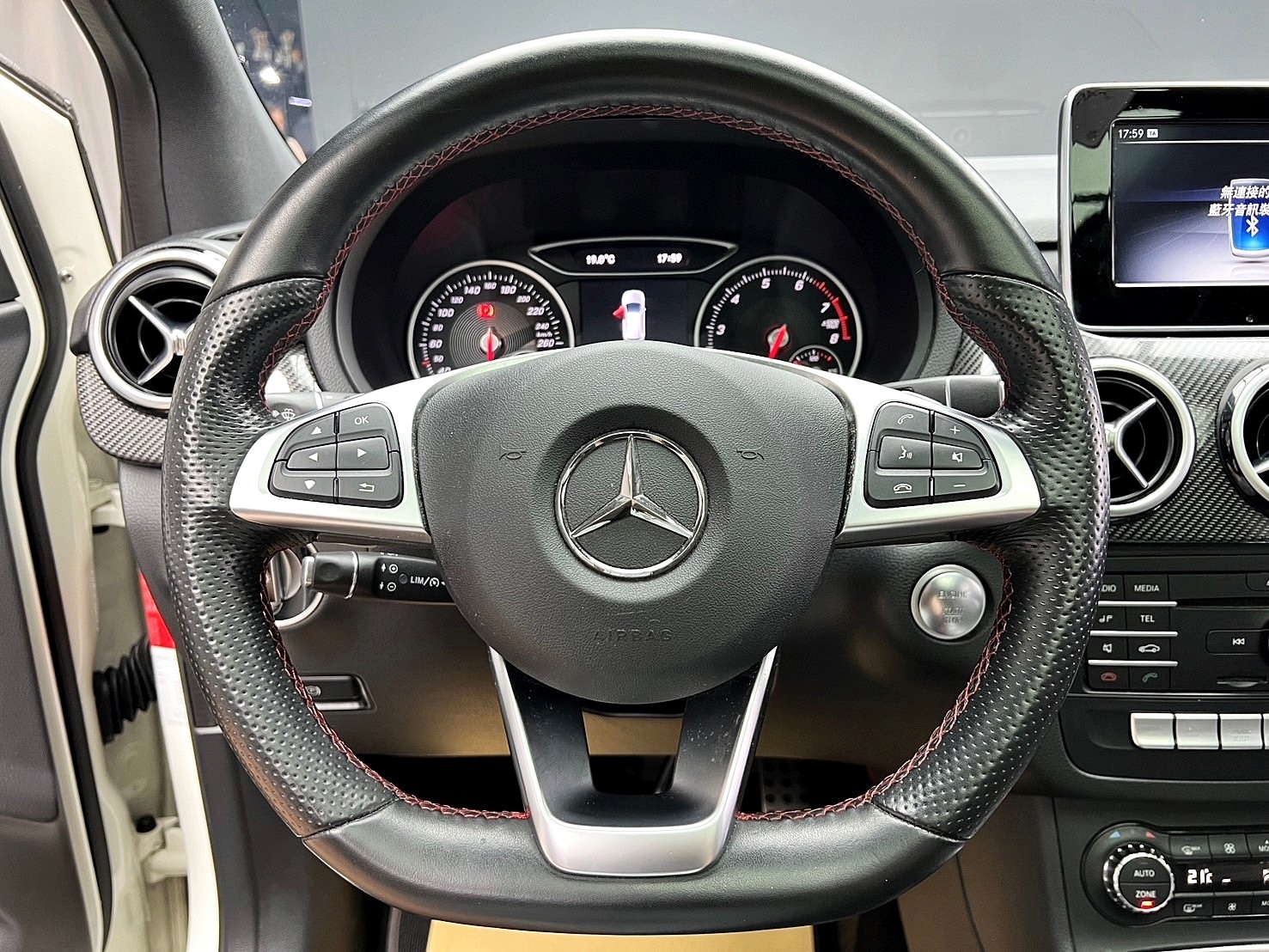2019式 Benz 賓士 B200 全景天窗 AMG18吋鋁圈 低里程 ❗️(146)【 元禾國際 阿龍店長 0968-691-205】阿龍中古車 二手車 中古車 新北最大車庫 實車實價 認證車  第7張相片